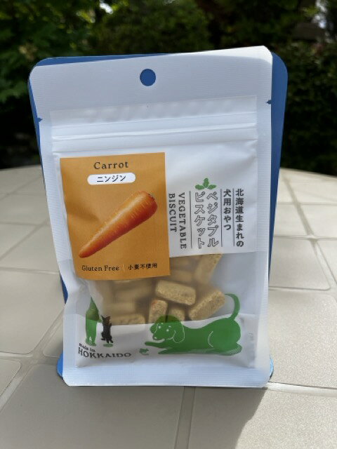 北海道からお届け！シンプルな素材の安心おやつです。 国産野菜や果物を原材料としたビスケットです。 穀物等は一切使用しておりおらず、1つ1つ丁寧に焼き上げられています。割りやすいのでどんなワンちゃんでも美味しくお召し上がりいただけます。 【内容量】60g 【形状】太さ2.5cm程度、長さ約1cm程度 【ご使用方法】トリーツとしてご使用ください。 女性でも崩しやすい形状ですので、小型犬にもおすすめです。 【原材料】 ジャガイモ、ニンジン、豆乳、菜種油 【カロリー】約372kcal/100g