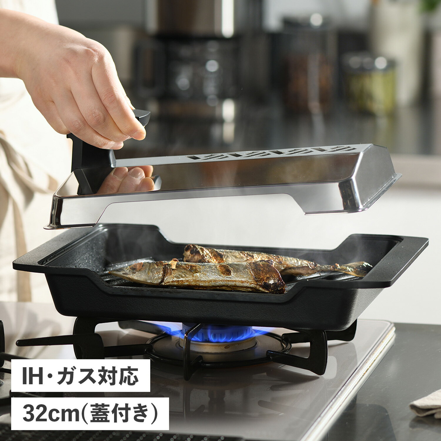 商品説明 【炭火焼きの感動を自宅で体験できる新タイプの魚焼き器ブランド 大人の焼魚】 七輪で焼いたように焼き上げる、魚焼き器です。炭プレートは、遠赤外線効果と蓄熱性に優れており、左右にある通気口から空気を取り込み、蓋上部の穴から程よく蒸気を逃がします。蓋の反射効果により底面だけでなく上面からも熱が伝わり、食材をムラなく加熱しジューシーに焼き上げることができます。また、プレートには波型の凹凸があり、余分な油を落としてヘルシーに調理ができます。100日間もの日数をかけ職人の手によりひとつひとつ丁寧に仕上げられています。魚はもちろん、ステーキなどもおいしく調理でき、炭火で焼いた焼魚の感動を自宅で楽しむことができるアイテムです。 ブランド名 / 商品名 大人の焼魚 オトナノヤキザカナ / CHARCOAL GRILL OTS8010 カラー ブラック：BLACK 素材 / 仕様 本体フレーム：アルミニウム合金(内面：フッ素樹脂塗装) 炭プレート：カーボン(内面：フッ素樹脂塗装) 蓋：ステンレス鋼(クロム18％ ニッケル8％) 対応熱源：IH(100V 200V) ガス 食洗機使用不可 耐熱温度：蓋ハンドル：140℃ 蓋ハンドルキャップ：180℃ 重量：約1.9kg 生産国 JAPAN(炭プレート：CHINA 本体フレーム：KOREA) サイズ 本体：幅：約32.6cm×高さ：約12.5cm×奥行：約19.8cm(蓋含む) 焼き面(炭プレート)：幅：約24cm×奥行：約16cm(底厚最大20mm) こちらの商品は、メーカー公式の採寸基準で計測しています。 ご購入前に必ずお読みください サイズ・仕様について 平置きして採寸したサイズになります。商品によっては若干の誤差が生じてしまう場合がございます。また、商品やブランド等によりサイズが異なります。（単位はcmになります。） カラーについて 個体ごとに若干の誤差がある場合がございます。商品の画像は、できるだけ商品に近いカラーにて、掲載をしております。お客様のモニターの設定により、色味に違いが発生してしまう場合もございます。あらかじめご了承ください。 予約商品の納期発送目安について 予約商品の納期発送目安は、以下の通りになります。 上旬：1日-10日頃発送予定 中旬：11日-20日頃発送予定 下旬：21日-末日頃発送予定 ※目安になりますので、日程が多少前後する場合があります。 類似商品はこちら大人の焼魚 オトナノヤキザカナ 魚がえし トン3,300円大人の鉄板 鉄板 グリル 厚板 小 蓋付き I16,500円APELUCA TABLETOP GRILL 27,500円大人の鉄板 フライパン 26cm 厚板 蓋付き16,500円Toffy トフィー グリルパン グリル鍋 耐5,280円Toffy トフィー グリルパン グリル鍋 耐5,280円Toffy K-NB4 トフィー フライパン 8,000円Toffy K-SY1 トフィー ロースター 19,800円APIX INTL GRILL PLATE ア7,980円新着商品はこちら2024/5/19RIVER LIGHT 極JAPAN リバーラ10,780円2024/5/19EsmeraldA 呼吸するわたしの枕 エスメ9,875円2024/5/19EsmeraldA エスメラルダ ベビー枕 キ3,998円再販商品はこちら2024/5/19IS/IT BUSINESS BAG イズイッ34,100円2024/5/19RIVER LIGHT 極JAPAN リバーラ9,130円2024/5/19RIVER LIGHT 極JAPAN リバーラ10,230円2024/05/19 更新 類似商品はこちら大人の焼魚 オトナノヤキザカナ 魚がえし トン3,300円大人の鉄板 鉄板 グリル 厚板 小 蓋付き I16,500円APELUCA TABLETOP GRILL 27,500円新着商品はこちら2024/5/19RIVER LIGHT 極JAPAN リバーラ10,780円2024/5/19EsmeraldA 呼吸するわたしの枕 エスメ9,875円2024/5/19EsmeraldA エスメラルダ ベビー枕 キ3,998円再販商品はこちら2024/5/19IS/IT BUSINESS BAG イズイッ34,100円2024/5/19RIVER LIGHT 極JAPAN リバーラ9,130円2024/5/19RIVER LIGHT 極JAPAN リバーラ10,230円