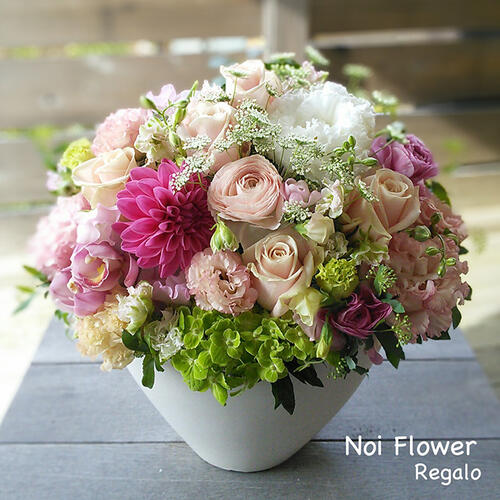 送料無料　楽天市場 優良ショップ受賞　ピンクのバラを使ったモダンなお祝い生花アレンジプレゼント 花 アレンジメント