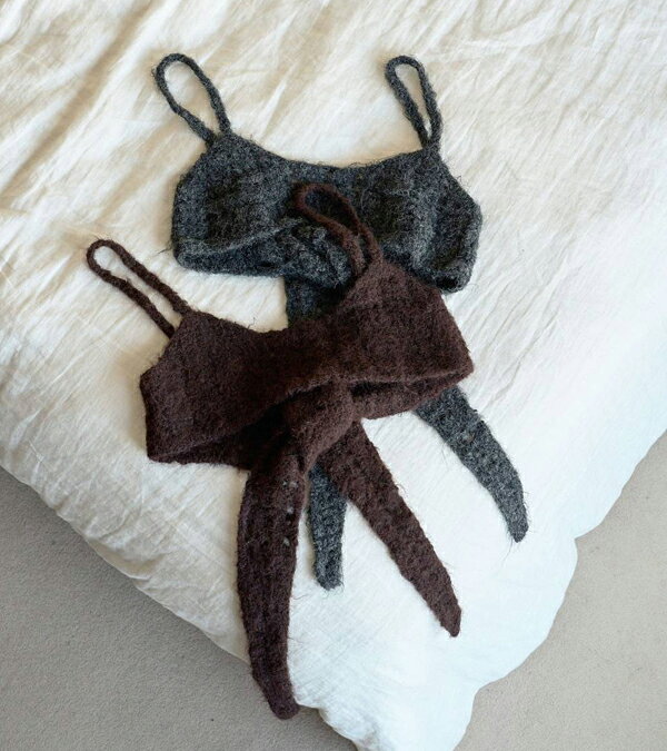 [ anuke / アンヌーク ] ◇Crochet Knit Bustier ふんわりとした風合いのクロシェニットビスチェ。 シンプルなトップスにレイヤードするだけで スタイリングにさりげない表情を添えます。 後ろでラフに結ぶリボンディテールがアクセントとなり、バックスタイルまで印象的に。 軽やかな編み地で柔らかな着心地。 プラスするだけでコーディネートを一気にブラッシュアップしてくれる一枚。 NO：62620510 ■カラー ブラウン、チャコールグレー ■サイズ 【F】着丈27cm、天幅18cm、バスト64cm、裾幅75cm ■素材 アクリル74%　レーヨン9%　毛9%　ポリウレタン8% ■原産国 中国