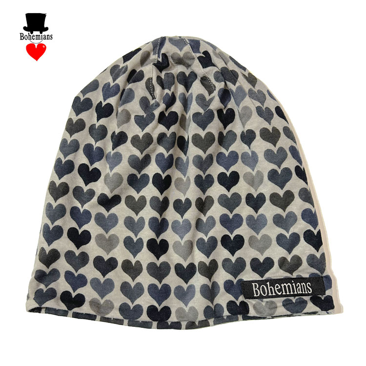 9ハート（9 HEART）ワッチキャップ 品番 BH-09-58 定番で大人気のワッチキャップシリーズ。 ハートの総柄に、ボヘミアンズのロゴパッチがあしらわれています。 とても柔らかく伸縮性に優れ、優しい肌触りのベア天竺素材を使用しており、圧迫感のない快適な被り心地で、オールシーズン対応です。 ■カラー GREY ■サイズ S：頭周り52cm 高さ24cm ■素材 再生繊維(リヨセル)95％ ポリウレタン5％ ■原産国 日本