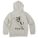 TOKYO Cat Illust Kids Parka トーキョーキャットイラストキッズパーカ .efiLevol エフィレボル 2014SSから、.efiLevol（エフィレボル）の大人気アニマルシリーズが”LAMINA”として独立します！ その”LAMINA”より、大人気のアニマルシリーズのイラストバージョンが登場！ とてもかわいいアニマルイラストがプリントされたキッズ向けパーカです。 大人サイズの展開もございます。お子さんとおそろいで着るのも可愛いですね♪ 東京のイメージから三毛猫が描かれています。 首元にブランドロゴのプリントがあります。 ヘザーグレーは何にでも合わせやすい！シンプルなパーカなので着回し力◎ やわらかいスウェット生地で仕上がっています。 ヘザーグレー ■素材　綿90%、ポリエステル10% ■取り扱い方法　手洗い ■原産国　中国