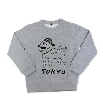 TOKYO Dog Illust Kids Sweat トーキョードッグイラストキッズスウェット .efiLevol エフィレボル .efiLevol（エフィレボル）のアニマルシリーズ”LAMINA”より、イラストバージョンが登場！ とてもかわいいアニマルイラストがプリントされたキッズ向けスウェットです。 他のアニマルと合わせてちょっとしたおそろいにするのも可愛いですね♪ メンズサイズもございます。 厚すぎない生地感。1枚でももちろん、季節に合わせてレイヤードスタイルもしやすいですよ！ 東京のイメージから柴犬が描かれています。 優しい肌触りで気持ちの良い着心地。 バックは無地でシンプルに仕上がっています。 H.Gray ■素材　綿90%、ポリエステル10% ■取り扱い方法　手洗い ■原産国　中国