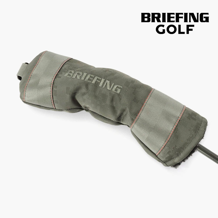 UTILITY COVER DIGITAL CAMO JQ 品番 BRG261G36 着脱がスムーズなかぶせ式のヘッドカバー。 クラブに傷がつきにくいよう、内部はクッション性が高いボア素材です。 また、マチのある立体的なフォルムがクラブを保護し、キャディバッグにすっきりと収まります。 コンピューター処理によって作製された迷彩柄「デジタルカモフラージュ」は、今回の限定コレクションのために開発されたオリジナル。 二重織の織機を使用してバスケット織、サテン織、平織りなどを組み合わせて柄を表現することで、深みのある独特な雰囲気に仕上がっています。 フィールドで使うことを考慮し、撥水加工を施しているので、雨天でも安心です。 ■カラー GRAY（3・4・5・Xの番手タグが付属） ■サイズ 高さ26 幅10 マチ3cm 重量0.06kg ■素材 コーデュラ(R)エコナイロン デジダルカモジャガード ■原産国 中国