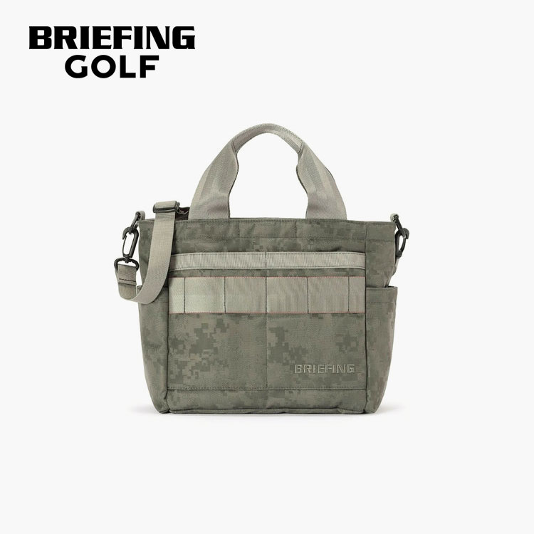 2WAY CART TOTE DIGITAL CAMO JQ 品番 BRG261T39 ゴルフシーンにおすすめの多機能トートバッグ。 メイン収納部はマチがあるので、ドリンクやポーチなどラウンド時に必要なアイテムをしっかり収納できます。 外側のポケットは、スマホやスコアカード、グローブなどすぐに取り出したいものをいれておくのに便利。 アイテムごとに整理できる多彩なポケットを複数備えています。 開口部はファスナー仕様。 ハンドル部分は厚みを持たせることで手にかかる負担を減らし、重さを感じにくくなっています。 コンピューター処理によって作製された迷彩柄「デジタルカモフラージュ」は、今回の限定コレクションのために開発されたオリジナル。 二重織の織機を使用してバスケット織、サテン織、平織りなどを組み合わせて柄を表現することで、深みのある独特な雰囲気に仕上がっています。 フィールドで使うことを考慮し、撥水加工を施しているので、雨天でも安心です。 ■カラー GRAY ■サイズ (cm) 高さ21 幅27 マチ9.5 持ち手32.5 ショルダーストラップ(取り外し可)64-111 重量0.46kg ■素材 コーデュラ(R)エコナイロン デジダルカモジャガード ■原産国 中国