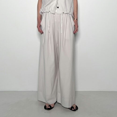 CHIGNON マルチタックワイドPT(3853-348MK) CHIGNON/シニヨン 大胆にタックを入れて、リラックス感のあるワイドパンツ。 裾に向かって幅を少しだけ絞ってあり、ワイドでありながらも重たくならないシルエットに仕上げられて...