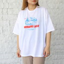 MORAINEスクエアTシャツ ティッカ TICCA　 昨年も大好評だったスクエアTシャツ。 今年のバカンステーマはsummer wonderlandとして大自然をイメージさせるオリジナルのプリントとロゴがリラックス感のある1枚。 素材の落ち感と適度なハリ感のバランスが良く、オーバーサイズでもすっきりしたシルエットが体型を気にせず綺麗に着ていただけます。 しなやかで柔らかな風合いながら度目が詰まっているので、型崩れしにくく絶妙なハリ感と光沢があるコットン×ポリエステル素材。 MVS（オープンエンド：空気紡績）と呼ばれる特殊な技術により空気の力を利用して紡いだ糸は、 繊維1本1本の先端が全て糸の中心に集まっているため、毛羽が少なくピリングが起きづらいのが特徴です。 洗濯にも強く、吸水速乾も嬉しいポイントです。 バカンスで泊まった架空のホテルのキーホルダーのおまけ付き。 【MORAINE LAKE in Banff National Park】　CANADA カナダのモレーン湖のお土産Tシャツのイメージ 【フリーサイズ】着丈69.5cm、バスト146cm、肩幅70cm、袖丈18cm ■素材　綿50%、ポリエステル50% ■原産国　日本 ■モデル身長：165cm ※この商品は系列の実店舗でも販売を行っており、在庫を共有しております。 そのため在庫が常に変動しておりご注文をいただきました際に在庫切れが発生する場合があります。