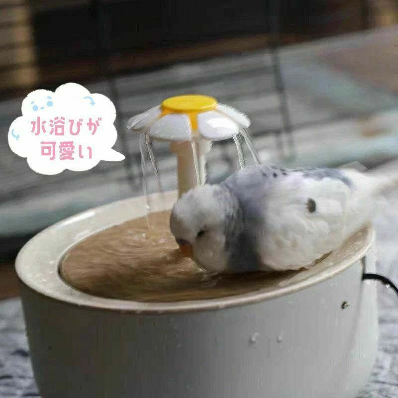 猫、犬、鳥など様々なペットに対応した、おしゃれでかわいいフラワーファウンテン自動給水器です。2Lの大容量サイズで、忙しい毎日でも安心してお使いいただけます。 【主な特徴】 ・猫犬鳥兼用で、インコや文鳥の水浴び・お風呂としても大活躍！ ・常に循環する水とスポンジ濾過機能で、いつでも清潔で美味しいお水を維持します。 ・超静音設計＆USB低電圧駆動で、静かで安全、さらに省エネ仕様です。 ・底面には滑り止めがあり、倒れにくく安定感抜群です。 フラワー型のデザインがペットの興味を惹きつけ、自然な水分補給をサポートします。清潔でおしゃれな水飲み器で、ペットの健康維持にお役立てください。【製品概要】【主な特徴】猫犬鳥兼用で、インコや文鳥の水浴び・お風呂としても大活躍!【おすすめポイント】滑り止め底面には滑り止めがあり、倒れにくく安定感抜群です大容量2Lの大容量サイズで、忙しい毎日でも安心してお使いいただけます静音超静音設計&amp;USB低電圧駆動で、静かで安全、さらに省エネ仕様です循環式循環式自動給水器自動給水水が流れる楽しさと、おしゃれなデザインを両立した自動給水器です【主な仕様】猫、犬、鳥など様々なペットに対応した、おしゃれでかわいいフラワーファウンテン自動給水器です2Lの大容量サイズで、忙しい毎日でも安心してお使いいただけますフラワーファウンテン 自動給水器 2L2リットルの大容量で、多頭飼いやお留守番の多いご家庭にも最適です【おすすめシーン】庭｜お留守番｜多頭飼い【ご注意事項】USB用ACアダプターは付属しておりませんので、別途ご用意ください水量が少ない状態でのご使用は故障の原因となりますので、水の残量にご注意ください【関連キーワード】自動給水器水飲み器フラワーファウンテン2L大容量循環式自動水やり器ペット水浴びお風呂インコ文鳥超静音USB低電圧スポンジ濾過滑り止め清潔おしゃれかわいい静音省エネお留守番