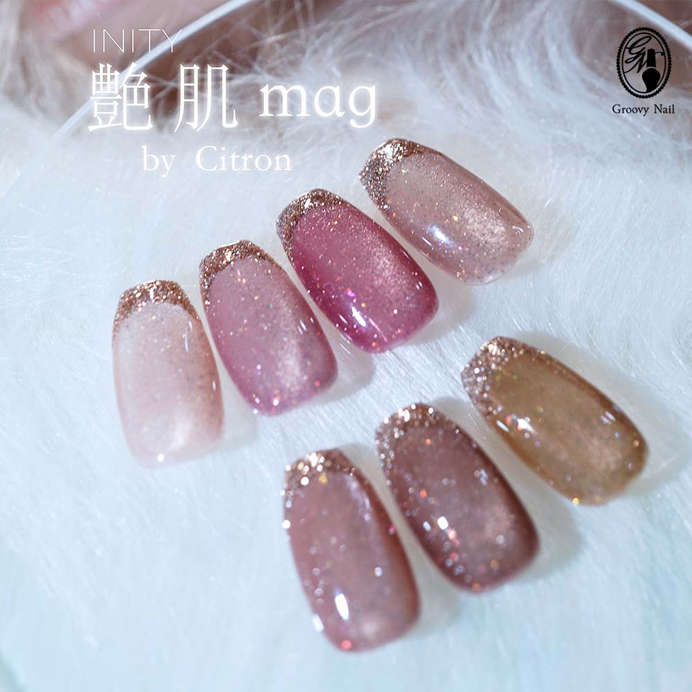 商品詳細 INITYからcitron nail 田村寛美先生プロデュースの奥行きと煌めきのうる艶マグが登場！ 肌馴染みと煌めきを両立した艶感を与える7色展開♪ まばゆいフレークと超微量のフラッシュパウダーが、塗るだけで奥行きを出し、上品にマグネットを引き立てます.+* ◆特徴◆ 【1】肌馴染みの良いシーンを選ばず使いやすいカラー 【2】オーロラフレークとフラッシュパウダーで上品な煌めき 【3】塗りやすいハケ 指先が綺麗に見えるマグジェルです◎ ブランド INITY(アイニティ) カラー ・I-TM01 くずきり みずみずしく肌に溶け込むピンクホワイト ・I-TM02 さくらもち 桜のように儚くしとやかなくすみピンク ・I-TM03 いちごみつ 甘く愛らしい苺のような華やかピンク ・I-TM04 もなか 肌体温を感じさせる煌めきピンクベージュ ・I-TM05 きんつば ほんのり血色感と気品を兼ね備えたモーヴベージュ ・I-TM06 ようかん 深みと甘さを感じるディープグレージュ ・I-TM07 こはくとう 琥珀のように輝く抜け感キャラメル 内容量 7ml 硬化時間 LED/UVハイブリッドライト 約30秒、UVライト 約60秒 ※使用量により硬化時間は変わりますのでご了承ください。 使用方法 ジェルを塗布後、硬化させる前にマグネットスティックで光をデザインします。その後ライトで硬化させて下さい。 注意事項 べースジェル塗布後、2層目にご使用ください。 金属アレルギーの方はご使用をお控えください。 配送方法について 複数の商品を同時にご購入された際には、配送方法が商品ページ記載の方法と異なる場合があります。予めご了承くださいませ。 商品画像についての注意事項 ※光の当たり方や見る角度、使用モニター等の違いにより、色の見え方が若干変わることがあります。 画像の色合いにつきましては、商品の不備としては扱うことが出来兼ねますので予めご了承ください。 ※当店では複数サイトにて商品を販売しており、在庫共有を行っておりますため、「在庫あり」表示の場合でもご注文後に欠品・完売が発生する場合がございます。 万が一完売や欠品の場合は、誠にご迷惑をお掛けいたしますが、ご注文をキャンセルさせていただく場合がございます。予めご了承ください。