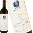 opus one / オーパス・ワン オーパスワンの日本担当者からのお話では、畑での栽培も自然なスタイルに、醸造も亜硫酸使用を減らすなど変化してきているとの事です。「マーケティングではなく品質を」というコンセプトなのでしょう、特に自然派ワインやビオとは謳っていません。 オーパス・ワンは、カリフォルニア州ナパ郡にあるワイナリー。 ワイナリーは、シャトー・ムートン・ロートシルトの故フィリップ・ド・ロートシルト男爵とロバート・モンダヴィ氏の間で、カベルネ・ソーヴィニヨン主体のボルドースタイルのブレンドでワインを造るJV（ジョイント・ベンチャー）事業として1979年よりワインをリリース。 僅かな無駄もなくぶどうに養分が届くよう、極めて低い垣根造りと低収量から造られるワインは密度の高いエキス分を持ち得ているものの、同時に極めて高貴なエレガントさも併せ持ち、昨今の新世界ワインのような過熟感はない。 また、リリース当初から美味しく飲める物が多く、それでいて四半世紀以上の熟成能力すら持ち合わせている様は、いわゆるカリフォルニア的なスタイルでも完全なボルドースタイルでもない独自のスタイルを確立させていると言っても過言ではありません。 opus one 2018 / オーパス・ワン 2018 ● 色 / 赤 ● タイプ / 辛口 フルボディ ● 内容量 / 750ML ● 産地 / アメリカ / カリフォルニア州 / ナパヴァレー ● 品種 / カベルネ・ソーヴィニヨン84％、プティ・ヴェルド6％、メルロ5％、カベルネ・フラン4％、マルベック1％ ● 商品情報 / 2018年は、安定した天候と穏やかな気温に恵まれ、素晴らしい生育条件が整った年。年初めは水不足に見舞われましたが、萌芽直前の絶好のタイミングで雨が降り枝葉の生育に必要な水分をもたらしました。申し分のない栽培環境が確実な開花と結実につながり、例年を上回る収量となりました。収穫は9月19日に始まり、順調なペースで10月25日に終了。質、量ともに恵まれた素晴らしいヴィンテージとなりました。 ブラックベリー、カシス、ブラックチェリーの豊かな香りから、上品なスミレ、白胡椒、そしてバラの花びらへと続き、とても魅力的な芳香を放ちます。新鮮で瑞々しい黒果実の味わいがしなやかに幾層にも重なり、オレンジの皮、甘草、ダークチョコレートのニュアンスがアクセントとして感じられます。美しくバランスのとれた滑らかでやわらかなタンニンは、フレッシュな酸味と相まってソフトでクリーミーな感触をもたらし、その味わいは引き続き長い余韻となって広がります。 ● アルコール度数 / 14％ ● 評価 / James Suckling99点、The Wine Advocate98点、Jeb Dunnuck97点