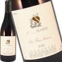 Domaine Clos Marie Coteaux du Languedoc Les Trois Saisons Rouge / ドメーヌ・クロ・マリ ラングドック・レ・トロワ・セゾン・ルージュ ● 色 / 赤 ● タイプ / ミディアムボディ ●内容量 / 750ML ●産地 / フランス / ラングドック ●品種 / グルナッシュ40％、シラー30％、カリニャン20％、ムールヴェードル10％ ●商品情報 / 「ドメーヌ・クロ・マリ」は、コトー・デュ・ラングドックの名生産者。当ドメーヌはクリストフ氏とマダム・フランソワーズ夫妻が当主を務めており、ビオディナミを信奉しているクリストフ氏は、除草剤も化学薬品も一切用いない完璧なオーガニック栽培を行っているとのこと。 収穫はすべて手摘みで行われ、除梗も100％。そして驚くべきはその「超低収量」だそうで、ブドウの凝縮感には並々ならぬものがあるとのことです。粘土質に石灰岩が混じり合う「アルジロ・カリケール土壌」の恩恵を受け、ビロードのようなエレガントなタッチの「女性的なワイン」が生まれるというコトー・デュ・ラングドックのサブ・アペラシオン「ピック・サン・ルー」。さらにその評価がお墨付きとなっているクロ・マリのワインは、フランス国内の星付きレストランからの注文がひっきりなしに入るそうです。 2016年ヴィンテージは雹害の影響があり、被害を免れたわずかなクロ・マリのブドウと、ラングドックの他の区画から購入したブドウをブレンドして造られているとのこと。そのため、モンペルー、サン・プリヴァ、レ・ブルッス、レスカレット、サン・マルメといった各区画のテロワールの多様性と、はっきりした個性が魅力になっているとの評です。熟成は半分をコンクリートタンク、もう半分を小さなフードルで行っているそうで、ラングドックらしいスパイシーな味わいが特長だというお値ごろ品。