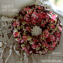 『LIBERTY ART FABRICS』 1875年、英国ロンドンに誕生し 世界中の人々に愛され続けている リバティのプリント生地を コサージュに使用しました。 『Tatum』 バラのモチーフをメインにした人気の定番柄。 ※留め具は安全ピンとヘアピンの両方がついているので、ストール、髪留めやバッグにつけても使えます。 浴衣、卒業式、入学式、結婚式、謝恩会、クリスマスパーティ、初詣（着物の髪飾りでもOK）、とこれからのシーズンに大活躍。 【サイズ】直径 約9cm ■出来るだけ実際のお色めに近づけておりますがモニターの違いや照明により、 実物と画面では、見た目の色に多少違いがございます。ご了承下さい。 【返品・交換について】 ●商品には万全を期しておりますが万一不具合があった場合は、お手数ですが商品到着後7日以内にご連絡頂きますようお願い致します。一週間を過ぎますと、対応できない場合もございますので、ご了承ください。 同梱でそろえればお得です　