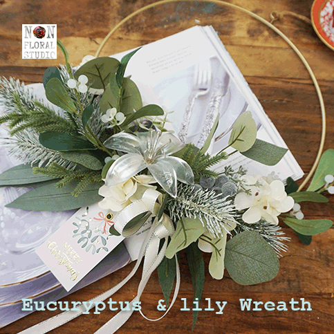 楽天ノン　フローラル　スタジオ【レビューキャンペーン実施中】『Euculyptus & lily wreath』アートフラワー リース 造花 玄関 ドア リース 飾り 誕生日 クリスマス 新築祝い 開店祝い お祝い 上品 ホワイトグリーン 母の日 ギフト プレゼント クリスマスリース おしゃれ
