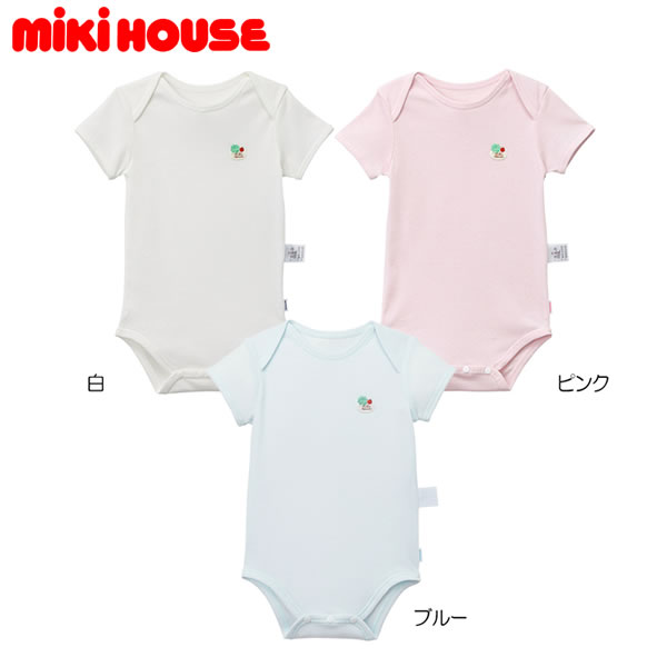 ミキハウス MIKIHOUSE ピュアベールフライス半袖ボディシャツ肌着【春・秋】 一年中いつでも快適に着ていただけるフライス素材の半袖ロンパース肌着です。短肌着・コンビ肌着を卒業したら便利なのが、ボディシャツ・ロンパース肌着です。・かぶり仕様・首がすわった後は『かぶり仕様』のものがボタンの数も少なくて着せやすくなります・股下はホックで開閉・胸元の刺繍は肌にやさしい熱転写刺繍仕上げ。表に糸が出ないのでチクチクしません。・フライスは、通年使えるメリヤス地。伸縮性と通気性のよい柔らかな風合いの定番素材・吸水性・耐久性にすぐれた素材・安心の日本製・抗菌・抗ウイルス加工『ピュアベール』を施した高機能肌着・キッズデザイン賞受賞※「抗ウイルス・抗菌加工」口腔内の洗浄・消毒に使われている成分をベースに開発された固定化抗菌成分「Etak（イータック）」を使用した抗ウイルス機能繊維加工素材を使用。コットンの心地よい風合いそのままに赤ちゃんをやさしく包みます。クラボウとの共同開発で実現しました。70cm：身幅23cm・着丈41.5cm・裄丈18cm80cm：身幅24cm・着丈44.5cm・裄丈19cm90cm：身幅25cm・着丈47.5cm・裄丈20cm※表示寸法は目安となっております。実際の商品の寸法とは若干差がある場合がございます。ご了承くださいませ。40-1564-619 サイズ展開：70cm・80cm・90cm カラー展開：白（01）　ピンク（08）　ブルー（15）　　 フライス綿100％（リブ部分）綿74％・ポリエステル26％MADE IN JAPAN（日本製） ミキハウス MIKIHOUSE ピュアベールフライス半袖ボディシャツ肌着【春・秋】 size↓ 身幅 着丈 袖丈 70cm 23 41 18 80cm 24 44 19 90cm 25 47 20 メーカー希望小売価格はメーカー商品タグに基づいて掲載しています　Gift　 -こんなギフトシーンにおすすめ- 御出産 御祝 出産祝い 出産内祝い お宮参り お食い初め 百日祝 初誕生 お祝い 七五三 子供の日 初節句 端午の節句 ひな祭り ハーフバースデー 記念日 クリスマス プレゼント 誕生日 入園 入学 卒園 卒業 子供服 ベビー服ミキハウス MIKIHOUSE　ピュアベールフライス半袖ボディシャツ肌着【春・秋】【日本製】【メ-ル便可】