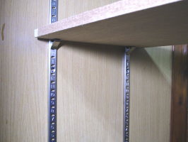Diyで便利な 棚受けレール の種類と使い方 壁面収納のはこれで簡単解決 暮らし の