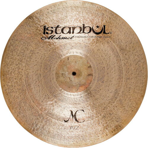 【MCジャズについて】ハンマーの跡生々しい、未研磨仕上げのカップと、限りなく薄いレイジング加工を施したライトウエイトジャズ仕様です。ダークサウンドでドライなタッチが特徴です。【イスタンブール・メメットについて】Mehmet Tamdeger（メメット・タンデガー）は1950年、僅か9歳の時に、伝説のシンバルマスターKerope Zilcan（ケロップ・ジルジャン）の孫であるMikhail Zilcan（ミカエル・ジルジャン）からシンバル作りを学び、ミカエルは彼に17世紀始めまで遡る歴史に基づいたトルコの古代芸術の全てを教えました。1977年にミカエルが工房を閉じた後試行錯誤をしながらシンバル製作を始め1980年にかつての同僚であつたAgop （アゴップ）氏と共にシンバル工房を立ち上げ、1984年に輸出拡大を機にイスタンブールというブランドを採用、昔から質の高いシンバルの都と言われて続けている街、イスタンブールに由来して社名としました。彼らのシンバルは一番初め、1984年にアメリカに輸出されました。当時は二人ともそれぞれが作ったシンバルにサインをし、今ではサイン入りの作品はコレクターズ・アイテムになっています。1996年にAgop Tomurcuk（アゴップ・トムルジュク）が急死した後、Mehmetは自分の名前、Istanbul Mehmet（イスタンブール・メメット）という会社名でシンバルを作り続けることにしました。彼のハンドメイドシンバルに対するこだわりは変わっていません。機械に耳はありません。だから、Istsnbul Mehmetでは昔ながらの伝統に沿ってシンバルを作り続けています。現在と未来に作られる音楽に眼を向けながら…Istanbul Mehmet Heritage Range MC Jazz Crash Cymbal