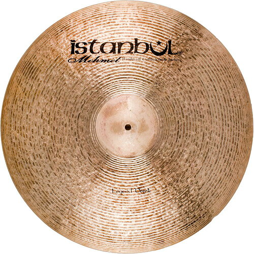 【レジェンドダークについて】Mehmet Legend シリーズと同様のデザインですが、Turk仕上げのカップを採用しました。表面にカスタムダーク・レイジング加工、裏面はスタンダードレイジング加工を施し、この組み合わせにより、倍音の少ない深い響きとクリアなピング音が際立ちます。【イスタンブール・メメットについて】Mehmet Tamdeger（メメット・タンデガー）は1950年、僅か9歳の時に、伝説のシンバルマスターKerope Zilcan（ケロップ・ジルジャン）の孫であるMikhail Zilcan（ミカエル・ジルジャン）からシンバル作りを学び、ミカエルは彼に17世紀始めまで遡る歴史に基づいたトルコの古代芸術の全てを教えました。1977年にミカエルが工房を閉じた後試行錯誤をしながらシンバル製作を始め1980年にかつての同僚であつたAgop （アゴップ）氏と共にシンバル工房を立ち上げ、1984年に輸出拡大を機にイスタンブールというブランドを採用、昔から質の高いシンバルの都と言われて続けている街、イスタンブールに由来して社名としました。彼らのシンバルは一番初め、1984年にアメリカに輸出されました。当時は二人ともそれぞれが作ったシンバルにサインをし、今ではサイン入りの作品はコレクターズ・アイテムになっています。1996年にAgop Tomurcuk（アゴップ・トムルジュク）が急死した後、Mehmetは自分の名前、Istanbul Mehmet（イスタンブール・メメット）という会社名でシンバルを作り続けることにしました。彼のハンドメイドシンバルに対するこだわりは変わっていません。機械に耳はありません。だから、Istsnbul Mehmetでは昔ながらの伝統に沿ってシンバルを作り続けています。現在と未来に作られる音楽に眼を向けながら…Istanbul Mehmet Heritage Range Legend Dark Ride Cymbal