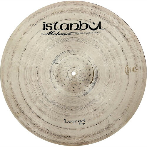 【レジェンドドライについて】Mehmet Legend、Legend Dark に続く、新たな Legendモデルが発売されました。シングル・レイジングと深いハンマリングにより、ダークになり過ぎない明るめのピング?が特徴です。【イスタンブール・メメットについて】Mehmet Tamdeger（メメット・タンデガー）は1950年、僅か9歳の時に、伝説のシンバルマスターKerope Zilcan（ケロップ・ジルジャン）の孫であるMikhail Zilcan（ミカエル・ジルジャン）からシンバル作りを学び、ミカエルは彼に17世紀始めまで遡る歴史に基づいたトルコの古代芸術の全てを教えました。1977年にミカエルが工房を閉じた後試行錯誤をしながらシンバル製作を始め1980年にかつての同僚であつたAgop （アゴップ）氏と共にシンバル工房を立ち上げ、1984年に輸出拡大を機にイスタンブールというブランドを採用、昔から質の高いシンバルの都と言われて続けている街、イスタンブールに由来して社名としました。彼らのシンバルは一番初め、1984年にアメリカに輸出されました。当時は二人ともそれぞれが作ったシンバルにサインをし、今ではサイン入りの作品はコレクターズ・アイテムになっています。1996年にAgop Tomurcuk（アゴップ・トムルジュク）が急死した後、Mehmetは自分の名前、Istanbul Mehmet（イスタンブール・メメット）という会社名でシンバルを作り続けることにしました。彼のハンドメイドシンバルに対するこだわりは変わっていません。機械に耳はありません。だから、Istsnbul Mehmetでは昔ながらの伝統に沿ってシンバルを作り続けています。現在と未来に作られる音楽に眼を向けながら…Istanbul Mehmet Heritage Range Legend Dry Crash Cymbal