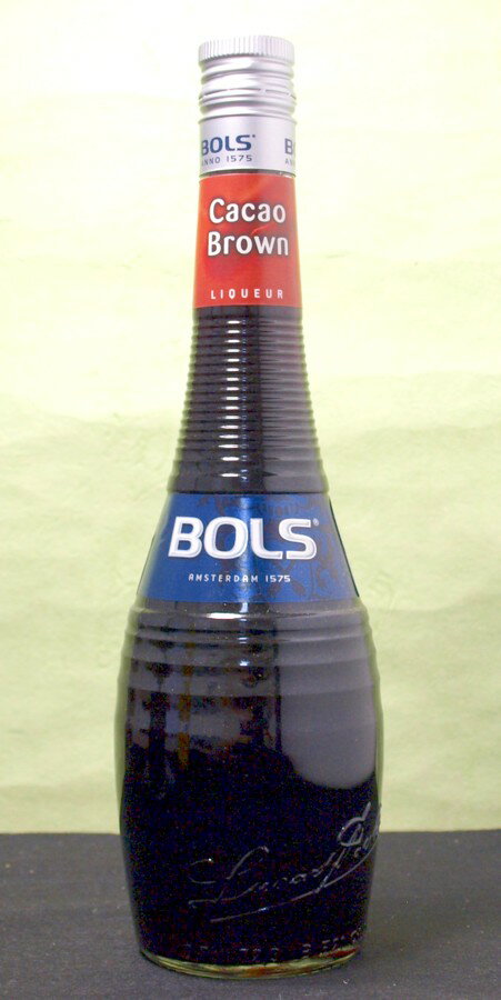 1575年にルーカス・ボルスによってアムステルダムで誕生した「ボルス」。果汁をはじめとした天然材料から生まれる高い品質とバーテンディングへの様々なニーズをもとに開発されたボトルデザインは、世界中のプロバーテンダーから高い支持を集めています。【ボルス カカオブラウン】は、ローストしたカカオの豆を使用。バランスのとれた甘く、長い後味をもつ、カカオのフレーバーリキュールです。アルコール24％。