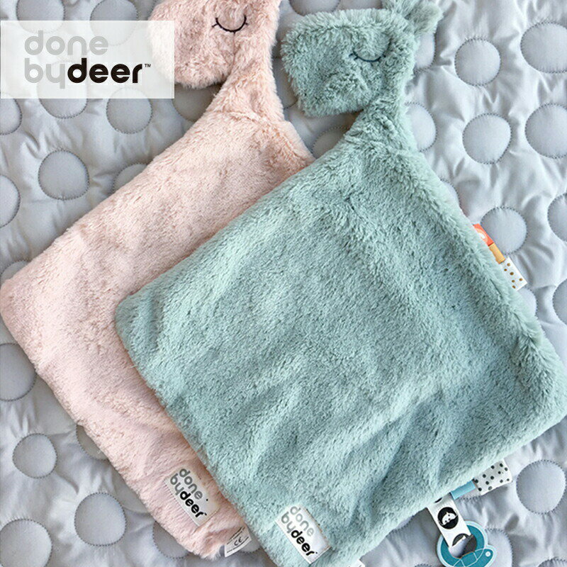 ふわふわのRaffiが赤ちゃんを温かく包んでくれるブランケット。 ホコリの出にくいソフトなフリース生地に小さな指先に合わせたタグとおしゃぶり用のベルクロホルダー付きで、寝入り端の赤ちゃんも安心感に包まれてお昼寝することができます。 &nbsp;■ブランドインフォメーション Done by Deer 2014年12月の設立以来、子どもとその家族のためのモダン・ライフスタイルを提案し続けてきた「Done by Deer」。 豊かな大自然からインスピレーションを得たスカンジナビアンデザイン、遊び心溢れるアイデア、確かな機能と安全性──。それらのマッチングによって、子どもたちの想像力を大いに刺激しながら家庭に溶け込む製品設計、子どもの成長を見守りながら自らの人生をプランニングする大人のためのデザインに日々挑戦しています。 Done by Deerのすべての製品は、厳格な欧州の安全基準に準拠するように徹底的にテストされています。 ■商品インフォメーション ブランド名 Done by Deer サイズ 30×30cm 材質 綿50%、ポリエステル50% 原産国 中国 注意事項 対象年齢0歳以上 ・水もしくは40℃以下のぬるま湯で洗濯して下さい。 ・アイロンは使用しないで下さい。 ・ドライクリーニングはしないで下さい。 ・漂白剤や蛍光増白剤の入った洗剤を使用しないで下さい。 ・タンブル乾燥はしないで下さい。 ・洗濯後は、濡れたまま放置せずに形をととのえてすぐ干して下さい。 ※ご注文完了後、お客様都合による交換・キャンセル・及び不良品以外のご返品・ご交換はお受け致しておりません。 ※お客様のモニター画面によっては実際の色と異なる見え方をしている場合がございます。ご了承の上、お買い求めください。 ※必ず保護者の方の目の届く場所で使用してください。 ■この商品に可能なギフトラッピング