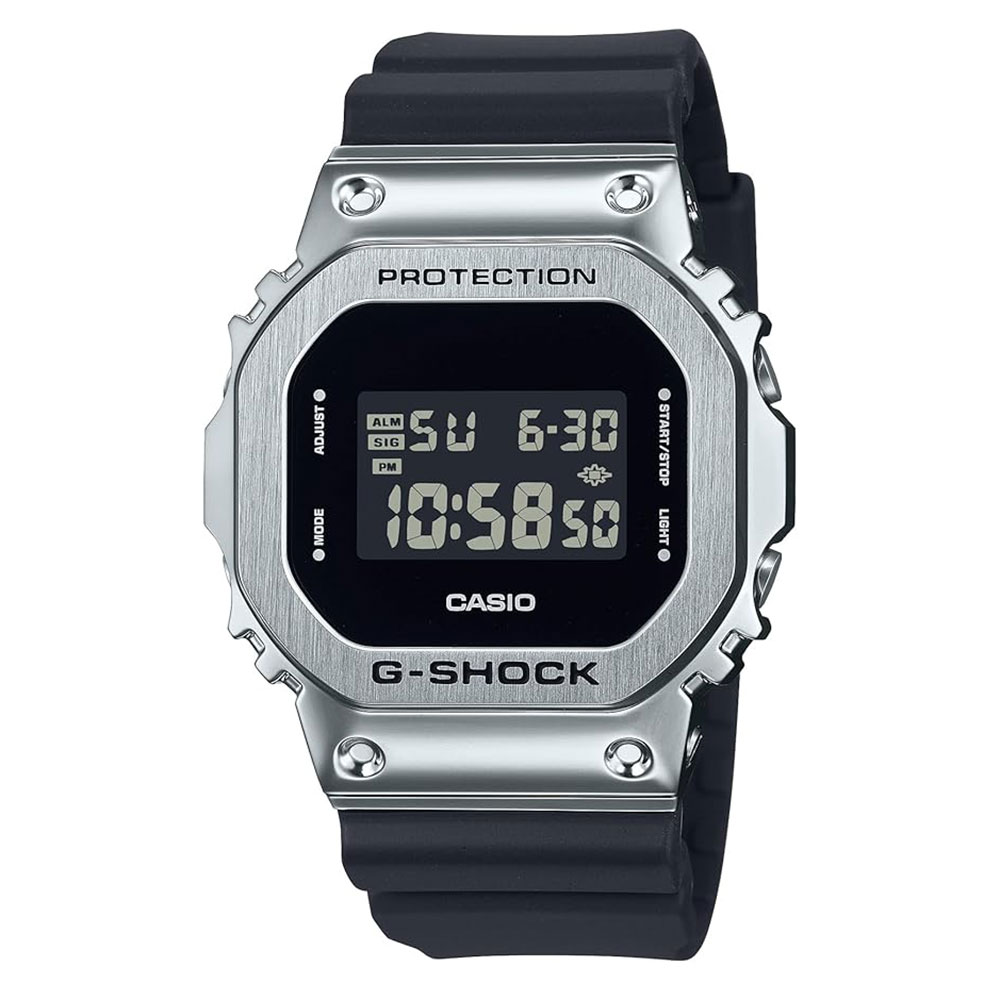 【国内正規品】CASIO カシオ G-SHOCK Gショック ジーショック 時計 メンズ 腕時計 ORIGIN デジタル シルバー×ブラック ステンレス×樹脂 GM-5600U-1JF ★世界中で愛されるトップメーカーのCASIOのG-SHOCK。  誰でも1本は持ちたい！そんなタフウォッチはギフトにも喜ばれるブランドです。 ---------------------------------------------------------------------- 「こちらの商品は数量限定入荷のため、売り切れの場合は予めご了承下さい。」  世界中で愛されるトップメーカーのCASIOのG-SHOCK。 ケースにはステンレス素材を採用、、軽量で快適な着け心地です。 また、反転液晶を採用することでよりシックな仕上げにしています。 キャンプ、アウトドア、登山、トレッキング、スポーツ、マラソン、ジョギングなど衝撃性が求められる場面から、 防水性能が必要とされるシーンまで幅広く大活躍します。 ※こちらの商品は時間合わせをせず、入荷したままの状態で発送しております。予めご了承ください。 ■ブランド：CASIO(カシオ) ■商品型番：GM-5600U-1JF ■クオーツ（電池式） ■機能：耐衝撃構造（ショックレジスト）、ストップウオッチ、タイマー、マルチアラーム・時報、フルオートカレンダー、12/24時間制表示切替、LEDバックライト、報音フラッシュ機能 ■防水性：20気圧防水 ■サイズ(約) 時計の幅：43.2mm ベルト腕周り：メンズスタンダード ■ブランド専用BOX ※ブランドBOXは入荷月によって異なる場合がございます。予めご了承くださいませ。 ■保証期間：1年間関連商品スマートフォン連携 Bluetooth サーフィン 波 タイドグラフ ...Gショック 電波ソーラー 腕時計 手表 メンズ 父の日 アナログ デジ...CASIO G-SHOCK Gショック ジーショック カシオ 時計 メ...23,900円23,900円24,900円スマホ連携 距離計測 日常使用 CASIO G-SHOCK Gショック...【国内正規品】CASIO Gショック ジーショック メンズ 父の日 腕...ラッピング済 ギフトセット 電波ソーラー メンズ 腕時計 手表 CAS...22,900円24,900円24,900円キャンプ アウトドア カシオ G-SHOCK ジーショック メンズ 父...カシオ Gショック Bluetooth アプリ連携 センサー機能 ラン...かっこいい ウォッチ おしゃれ CASIO G-SHOCK Gショック...24,900円22,900円25,900円