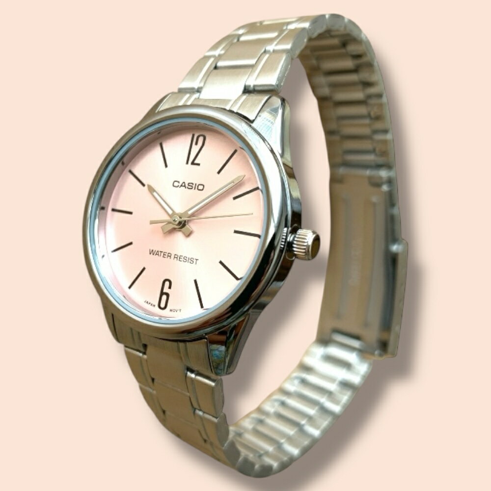 カシオ CASIO 腕時計 レディース 収納ケース付き チープカシオ チプカシ ステンレス シルバー ピンク シンプル 日常使い プレゼント ギフト 時計 女性用 彼女 母 妻 誕生日 就職祝い 入学祝い 日本未発売 海外モデル ★腕時計の保管やプレゼントにも便利な「腕時計ケース付き」です。 こちらの商品は腕時計のみの販売になります。 カシオ専用ブランド箱は付属いたしません。 腕時計はこちらの収納ケースに入れてお届けいたします。 ----------------------------------------------- 【上品なデザインと信頼のカシオ品質／シンプルで洗練された大人の定番ウォッチ】 可憐なライトピンク文字盤と輝きのあるシルバーステンレスバンドが魅力のレディース腕時計です。 ステンレススチール製のバンドは耐久性が高く、長時間の着用でも快適。日常生活防水機能付きで、普段使いにも安心です。 シンプルなデザインは年代やシーンを問わず愛用でき、誕生日や記念日、就職祝い、母の日、クリスマスなど、大切な方へのギフトにも最適です。 ■ブランド：CASIO&nbsp;(カシオ)海外モデル ■クオーツ(電池式)&nbsp; ■電池交換・ベルト調整について：量販店の時計売り場や最寄りの腕時計店で可能なモデルです。 ■防水性：日常生活防水 ■サイズ(約) ケース：35&nbsp;×&nbsp;28.5&nbsp;×&nbsp;8&nbsp;mm ベルト腕周り：最長19.5cm ■質量：53&nbsp;g ■ベルトカラー：シルバー ■付属品：腕時計ケース(1本用) ■保証期間：1年間保証 LTP-V005D-4B-dc カシオ&nbsp;腕時計&nbsp;レディース&nbsp;ステンレス&nbsp;メタルバンド&nbsp;クラシック&nbsp;シンプル&nbsp;レトロ&nbsp;ビジネス&nbsp;カジュアル&nbsp;アナログ&nbsp;ウォッチ&nbsp;クオーツ&nbsp;日常生活防水&nbsp;就職祝い&nbsp;卒業祝い&nbsp;入学祝い&nbsp;誕生日&nbsp;記念日&nbsp;プレゼント&nbsp;母の日&nbsp;クリスマス&nbsp;ギフト&nbsp;贈り物&nbsp;海外モデル&nbsp;チプカシ&nbsp;チープカシオ関連商品カシオ CASIO 腕時計 レディース 収納ケース付き チープカシオ ...カシオ CASIO 腕時計 レディース 収納ケース付き チープカシオ ...カシオ CASIO 腕時計 レディース 収納ケース付き チープカシオ ...3,980円3,980円3,980円カシオ CASIO 腕時計 レディース 収納ケース付き チープカシオ ...カシオ CASIO 腕時計 レディース 収納ケース付き チープカシオ ...カシオ CASIO 腕時計 レディース 収納ケース付き チープカシオ ...3,980円3,980円3,980円カシオ CASIO 腕時計 レディース 収納ケース付き チープカシオ ...カシオ CASIO 腕時計 レディース 収納ケース付き チープカシオ ...カシオ CASIO 腕時計 レディース 収納ケース付き チープカシオ ...3,980円3,980円3,980円