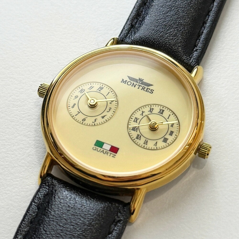 モントレス 腕時計 レディース メンズ ユニセックス デュアルタイム 31mm ゴールド ブラック レザー クラシック 小ぶり ブランドウォッチ プレゼント ギフト MONTRES ★★★&nbsp;クラシカルなデュアルタイムモデル&nbsp;★★★ 【MONTRES（モントレス）】 個性的でレトロ感のあるデザインを展開するブランド。 デザイン性と実用性を兼ね備えた クラシックウォッチです。 ■&nbsp;2カ国時間を同時表示 左右に配置された2つのダイヤルで 異なる時刻を表示。 海外とのやり取りや旅行時にも便利。 デザインとしても目を引く 個性的なフェイスです。 ■&nbsp;ゴールド×ブラックの王道配色 上品なゴールドケースに ブラックレザーベルトを組み合わせた 落ち着きのある仕上がり。 アンティーク調の雰囲気があり、 アクセサリー感覚で着用できます。 31mmの小ぶりサイズで 男女問わず使いやすいユニセックスモデル。 20代から大人世代まで幅広く対応。 誕生日や記念日、 父の日・母の日などのギフトにもおすすめです。 ■ブランド：MONTRES（モントレス） ■クオーツ（電池式） ■電池交換について：量販店の時計売り場や最寄りの腕時計店で可能なモデルです。 ■機能：デュアルタイム（2カ国時刻表示） ■防水性：日常生活防水 ■サイズ（約） ケース幅：31mm ベルト腕周り：最短14.5cm〜最長18cm ■カラー：ブラック&nbsp;×&nbsp;ゴールド ■付属品：簡易BOX ■保証期間：1年間 MS-1019-BK ■おすすめポイントまとめ ・2カ国時間表示のデュアルタイム仕様 ・クラシカルなゴールドケース ・小ぶりで上品な31mmサイズ ・男女兼用ユニセックスモデル ・ギフトにも人気のレトロデザイン モントレス&nbsp;腕時計&nbsp;デュアルタイム&nbsp;2タイム&nbsp;レディース&nbsp;メンズ&nbsp;ユニセックス&nbsp;ゴールド&nbsp;レッド&nbsp;革ベルト&nbsp;レザー&nbsp;スモールウォッチ&nbsp;小ぶり&nbsp;時計&nbsp;誕生日&nbsp;プレゼント&nbsp;ギフト&nbsp;記念日&nbsp;退職祝い&nbsp;送別会&nbsp;父の日&nbsp;母の日&nbsp;彼氏&nbsp;彼女&nbsp;妻&nbsp;夫&nbsp;両親&nbsp;祖父&nbsp;祖母&nbsp;就職祝い&nbsp;入学祝い&nbsp;社会人&nbsp;時計&nbsp;おしゃれ&nbsp;かわいい&nbsp;アンティーク調&nbsp;レトロ&nbsp;クラシック&nbsp;電池式&nbsp;クオーツ&nbsp;ブランドウォッチ関連商品モントレス 腕時計 レディース ユニセックス デュアルタイム 2カ国時...30代 40代 50代 60代 70代 女性 レディース 腕時計 手表...モントレス 腕時計 手表 レディース スクエア 四角 ダイヤ ダイアモ...9,900円9,900円9,800円モントレス 腕時計 手表 レディース スクエア 四角 ダイヤ ダイアモ...30代 40代 50代 60代 メンズ レディース 腕時計 手表 クラ...モントレス 腕時計 手表 レディース スクエア 四角 金 ゴールド 大...9,800円9,900円8,800円モントレス 腕時計 手表 レディース 天然石 オパール 文字盤 青 ス...モントレス 腕時計 手表 レディース 天然石 オパール 文字盤 青 ス...モントレス 腕時計 手表 レディース ライトグリーン ゴールド 大人 ...11,800円11,800円11,800円