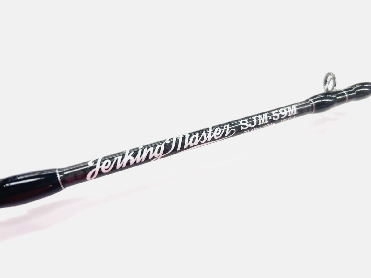 ■ Length：5.9ft ■ Weight：200g ■ Line：PE2〜4 ■ Jig Max：400g ブリ等の青物をメインとした近海ジギングのバーサタイル的なモデルだが、100m以深のディープレンジジギングにも最適。軽量ながらジグを操作する上で重要な反発力と不意の大物に対する復元力が秀逸。※ 掲載商品につきましては、店頭在庫(実店舗)と共有しております。 　「在庫有り」の表示があっても、ご注文後に欠品が発生する場合が御座います。完売や欠品の場合は、誠にご迷惑をおかけ致しますが予めご了承下さいませ。