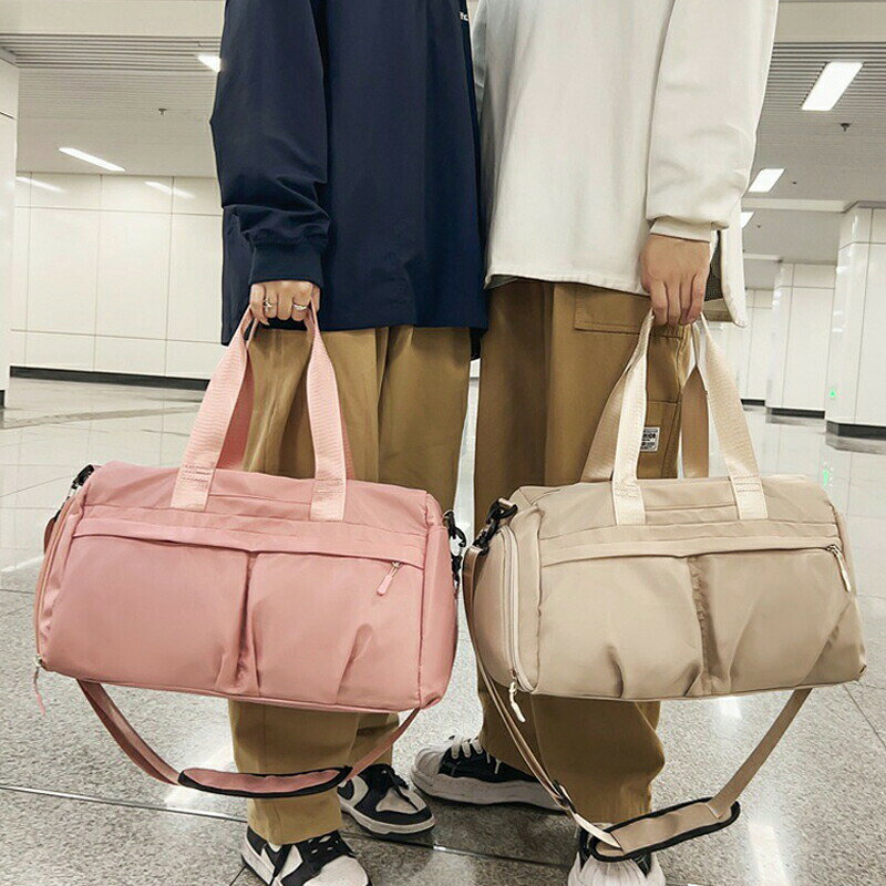 商品説明商品内容バッグ1点素材ナイロン生産国中国サイズ42*24*26cm 平置きの採寸となりますので、多少の誤差についてご容赦ください。注意書き商品写真は、できる限り現品を再現するように画像処理などの補正を行っておりますが、ご利用のモニターや環境により差異が生じます。予めご了承ください。 生地の特性上、多少ニオイがある場合がございますが、日陰干しで数日干していただくか、あるいは数回ご使用していただく間に、 ニオイは気にならなくなります。 上記の数値は、実測によるものです。多少の誤差はご容赦ください。 仕様は予告なく変更される場合があります。（ご使用に差し支えない程度）その他納期：至急ご利用頂く場合は事前にメールでご連絡お願いします。