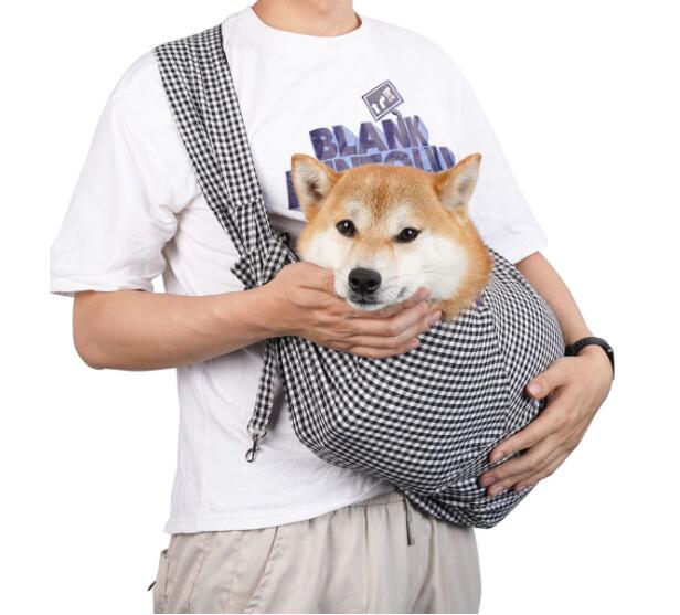 "今すぐ入手して、ペットとの素敵な出かけを始めよう！"。ペットスリング ペット バッグ 犬猫兼用 通気性 ポケット付き 斜めショルダーバッグ お出かけ抱っこ 7.5キロまで対応ペットスリング ペット バッグ 犬猫兼用 通気性 ポケット付き 斜めショルダーバッグ お出かけ抱っこ 7.5キロまで対応 "今すぐ入手して、ペットとの素敵な出かけを始めよう！" "【優しいコットン生地】ペットスリングは全体に丸洗い可能で、汚れても・ペットの毛がバッグの上で付きても、洗いやすいです。常に清潔に使え、ペットの健康を守ります。ペットスリングはコットンで作られて、柔らかくて丈夫です。猫と犬が入れた時、緊張感を和らげできます。コットンなので、通気性が良くて、変な匂いもなでいます。【柔軟で普遍的】歩きやすい姿勢を見つけましょう。幅広で太めのストラップが肩や背中に体重を分散させ、ペットを運ぶ痛みを最小限に抑えます。体重感を効果的に軽減し、ほとんどの人に適しています。【便利なポケットつき】スマホやワンちゃんのおやつなどを収納できます。猫や犬と一緒のお出かけや買い物、家事、旅行などの時、ペットスリングがあればとっても便利です！" 5