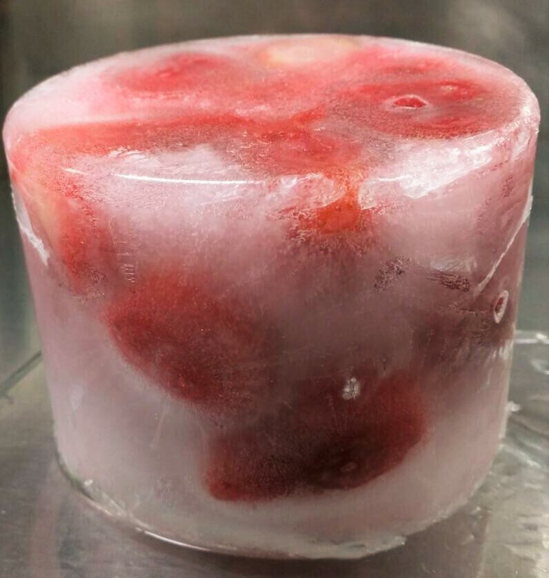 ・名称：氷菓　いちご ・内容量：600ml×14個 　 ・産地名：ペルー産 ・保存方法：-18℃以下にて保管ください。「果物がゴロゴロ入った氷」は、通常のかき氷ではなく、美味しい旬の果実がまるごと入った氷です。そのまま氷も果物も一緒に、アイススライサーで削れば、パウダースノーのような、色合いの美しい、ふわふわ果実触感のかき氷が出来上がります。 ※ブロック氷を削るアイススライサーが必要です。家庭用のかき氷機では、削れません。 練乳をトッピングすれば、果実入り氷の美しいスイーツ、フルーツかき氷が、お店で手軽にできます。 まさに、業務用かき氷、フルーツかき氷の極み!、ひとつづつ日本国内の弊社工場内で製造しています。 600mlから約7杯取れます。氷を約80g～削って下さい。 フルーツかき氷、フローズンジュースの材料 として、「果物がゴロゴロ入った氷」をお使いください。