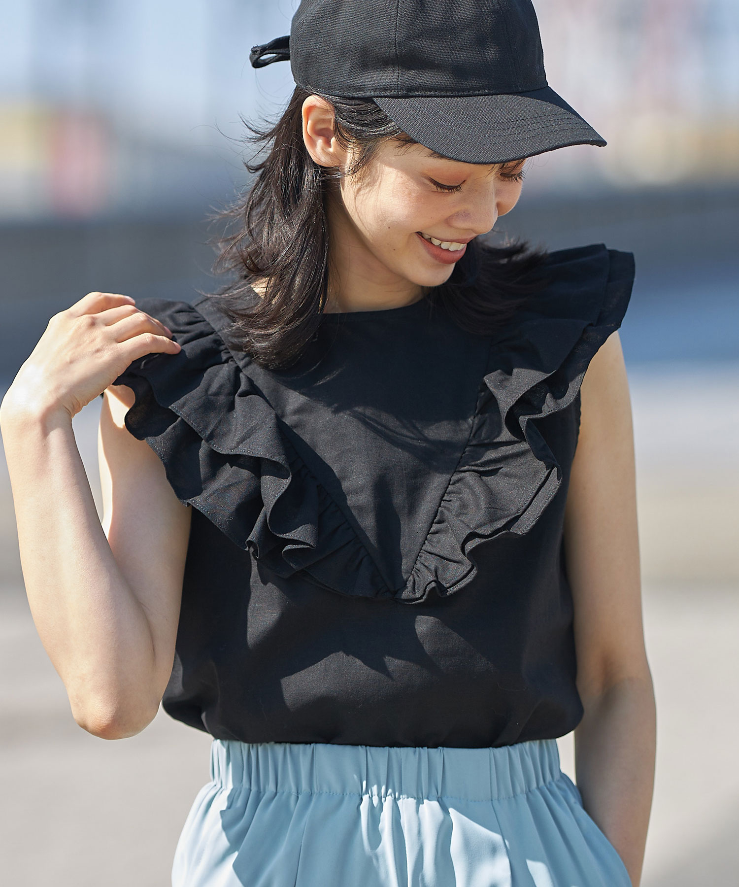 5月4日 午前10:00 再販売リネン混フリルデザインブラウス夏 レディース リネン　フリル　ブラウス　フレア シンプル 無地 大人 ノスタルジア NOSTALGIAのサムネイル