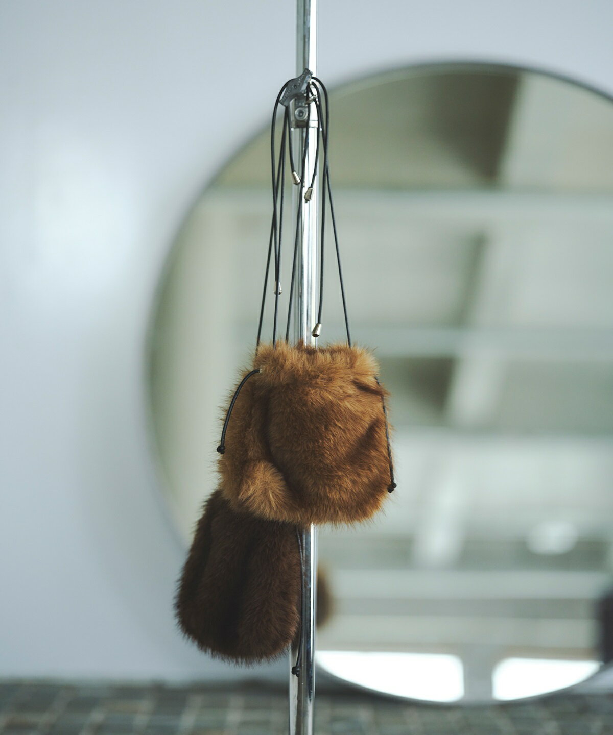 11月20日 午前10:00 再販【宮本茉由さんカタログ着用】フェイクファー巾着バッグレディース バッグ シ..