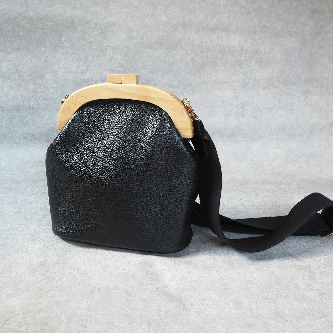Rakuten - 木製がま口レザーショルダーバッグ牛革　カウレザー　バッグ　cow leather 　口金　おしゃれ　斜め掛け　サコッシュ　ポシェット　黒　ブラック　木　ウッド　お出かけ　　縦長　　レディース　プレゼント　ギフト　誕生日　丈夫　大容量　メインバッグ　2way