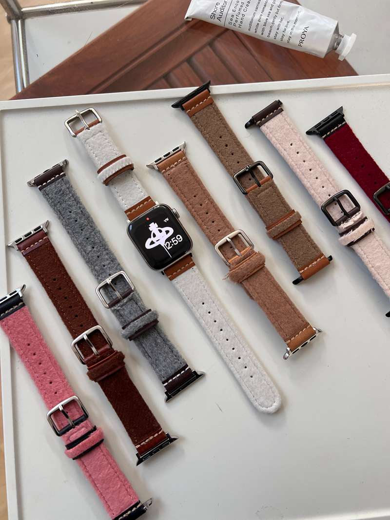 ◆【対応機種】：apple watch series9/8/7/6/5/4/3/2/1/SE。38mm/40mm/41mm 42mm/44mm/45mm/49mm ※Apple watch付属いません。 ◆【特徴】 【品質優れ】：高級のソフトな素材で仕上がたバンドで、肌触りが柔らかくて快適です。ファーションなデザインと精密な手作り、その上、ステンレスて仕上げていたバックル、耐久性が強く、通気性も良くて、長持ちできるバンドです！ 【材質】高級材質利用して、精密製作、良い手触りがある。あなたのリストの状況に応えてストラップの長さを調節できます。 【優雅な外見】：人体工学に基づいて、お洒落で高級感溢れたバンド、ビジネスやカジュアルや学校等、色んなシーンに適用します。 ◆ご注意ください 腕時計本体は付属しておりません。 ※商品のお色は撮影時の環境、ディスプレイの発色などにより実物と多少の違いが生じることがございます。予めご了承下さいませ。 ※本商品は、配達の日時指定ができません。 ※イメージ違いでのご返品は不可となります。