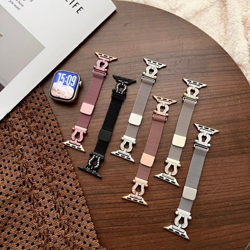 商品情報特徴◆対応機種：apple watch　10代（42mm/46mm）apple watch ultra 1代 2代（49mm）apple watch 9代 8代 7代 (41mm/45mm)apple watch4.5.6.se se2代 (40mm/44mm)apple watch1.2.3代 (38mm/42mm)※こちらの商品は交換用ベルトのみです。腕時計本体は付属しておりません。【軽やかで通気性抜群】このバンドは、精緻に編み込まれた高品質な金属素材を使用しており、軽量で快適な着け心地を実現し、通気性も大幅に向上しています。この軽やかなデザインのapple watch 10 バンドは、長時間の着用に最適です。どんな活動の中でも、手首アップルウォッチ バンドを乾いた状態に保ち、自由で快適な着け心地を提供します。【簡単に調整可能】適応手首サイズは14cm～21cmです。精密に設計されたマグネットバックルで、調整がとても簡単です。軽く引っ張って放すだけで、アップルウォッチ バンド レディースをあなたの手首サイズに素早く調整できます。【超安全】使用時は、軽く押すだけで、バンドがスムーズに時計にはまり、しっかりとロックされます。どんな動作をしても、アップルウォッチバンドと時計の接続は常に強固で安定しています。。【ご注意】●製造ロットにより、細部形状の違いなどに多少の誤差が生じます。●多少の傷、汚れ、色剥げ等がみられる場合がございます。●エッジ(画面端のカーブ部分)までカバーするタイプの保護ガラスフィルムをご使用の場合、本製品と干渉する場合がございます。●ご使用のケーブルと干渉する場合などはケースから外して充電してください。●本製品を使用した事による、直接的もしくは間接的に生じた損害、破損(データを含む)については弊社では責任を負いかねます。●商品のお色は撮影時の環境、ディスプレイの発色などにより実物と多少の違いが生じることがございます。予めご了承下さいませ。●イメージ違いでのご返品は不可となります。●代金引換決済はご利用いただけません。●配送日時のご指定はできません。●簡易梱包で発送させていただきます。※初期不良は商品到着後7日以内にご連絡いただいたものが対象となります。※住所不備/送付先間違い/部屋番号の記入漏れなどにより、商品が返送された場合には、再発送料金を別途ご負担いただきます。予めご了承の上、ご注文くださいますようお願い致します。アップルウォッチ バンド レディース キラキラ マグネット アップルウォッチ9 10 バンド 46mm ステンレス apple watch ベルト series 10 9 8 SE2 7 6 SE 5 4 3 2 1 apple watch バンド 44mm 40mm 38mm 42mm 41mm 45mm 49mm ベルト交換 無段階調整 アップルウォッチ バンド おしゃれ 41mm 45mm 49mm アップルウォッチバンド ステンレス 38mm 42mm 40mm 44mm アップルウォッチ ベルト 5