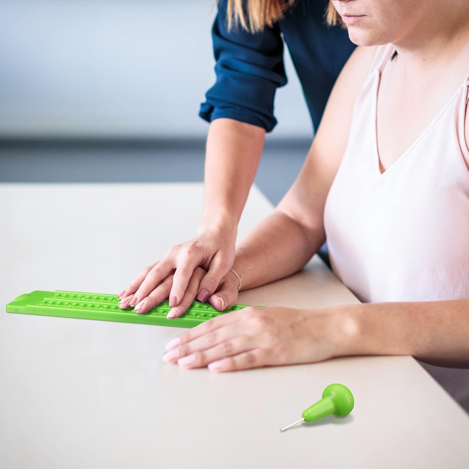 【送料無料】4列28グリッド点字ボード点字指板ブック点字学習ツール盲人/視覚障害者用アクセサリーペン2本無料 色：グリーン ペン2本付き