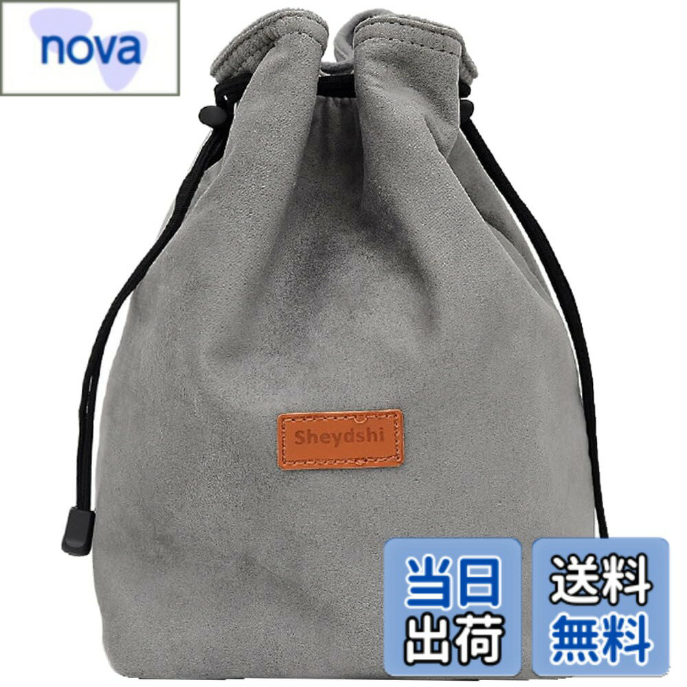 商品情報商品の説明主な仕様 一眼レフカメラ、デジカメ、ミラーレスカメラの収納におすすめ。開け閉め簡単、さっと取り出せる巾着タイプのカメラ収納ポーチです。内側ボアの柔らかな生地がカメラを優しく保護するレンズケースです。表地は肌触りが滑らかなポリエステルスエード生地を使用しています。ヴィンテージ感のある上品な質感です。内側は柔らかく適度な厚みの起毛生地です。衝撃を吸収しレンズやカメラ本体を守ります。ストッパー付きドローコードで縛る巾着型のポーチです。口はしっかり留まるので中身が飛び出さず安全に収納できます。予備のバッテリーやSDカード、レンズカバー入れに便利な2つの内ポケット付きです。選べる3色3サイズをご用意しました。旅行やレジャー、運動会や学校行事などカメラの持ち運びにぴったり。そのまま持ってもよし、バッグ内でも嵩張らないシンプルデザインで、各種カメラにも対応したカメラポーチです。【カラー】グリーン、ベージュ、グレー【材質】スエード【サイズ】S：幅11cmx高さ16cmx奥行10cm、M：幅13cmx高さ22cmx奥行10cm、L：幅16cmx高さ25cmx奥行10cm