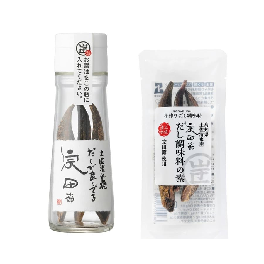 商品情報商品の説明商品の説明 平成23年度高知県地場産業奨励賞受賞商品!! 宗田節の全国シェア約7割を誇る高知県土佐清水市の新名産品! 瓶にお醤油を注ぐだけでだし醤油が簡単にできる瓶入りと、詰め替え用1点がついた大変便利なセットです。 2つまとめて透明な袋に入れ、リボンでラッピングした状態でお届けいたします。 瓶の中にお好みのお醤油をいれ、冷蔵庫で2週間熟成させると、なじみ深いご家庭のお醤油が、香り豊かな料亭風だし醤油に大変身します。 瓶に注ぐお醤油は薄口、濃口、減塩醤油などお好みの醤油で結構です。 お好みのお醤油を宗田節が隠れるくらいにまで注いでください! ガラス瓶のドレッシングボトルに入っているので、冷蔵庫からそのまま食卓へ。 大変便利にお使いいただけます。 お醤油が減ってきたら注ぎ足して頂くことで、約1年間宗田節からだしが出続けます。 トータル約2リットルのだし醤油が作れます。 自分で熟成させて作る秘伝のお醤油をご家庭で味わってみませんか？ ▼セット内容 【 瓶入り 】 サイズ： 瓶高さ17cmx瓶底直径5.5cm 内容量： 30g 原材料名： 宗田鰹（土佐清水産） 賞味期限： 醤油を入れた後、お醤油を注ぎ足しながら、1年間ご賞味ください。 ※ 本体に表示されている賞味期限は、お醤油を入れるまでの賞味期限です。 保存方法： 開封後は要冷蔵10度以下。 お願い： 宗田鰹は生きています。ご購入後は、すぐにお醤油を注いでください。高温多湿・日光のあたる場所を避け、冷蔵庫で保存してください。 【 詰め替え用 】 内容量： 30g 原材料名： 宗田鰹（土佐清水産） 原材料・成分 ソウダガツオ主な仕様 産地: 高知県産の宗田鰹を使用した本格的なだし醤油セットですギフト対応: リボンラッピング済みでお届けしますので、贈り物にも適しています簡単調理: 瓶にお好みの醤油を注ぐだけで、香り豊かな料亭風だし醤油が作れます長期使用可能: 醤油を注ぎ足しながら約1年間使用でき、トータル約2リットルのだし醤油が作れますセット内容: 瓶入り宗田節30gと詰め替え用30gがセットになった便利な商品です受賞商品: 平成23年度高知県地場産業奨励賞を受賞した土佐清水市の新名産品です熟成方法: 冷蔵庫で2週間熟成させることで、ご家庭のお醤油が香り豊かな料亭風だし醤油に変わりますお好みの醤油対応: 薄口、濃口、減塩醤油など、お好みの醤油を使用して自分だけの秘伝のだし醤油を作ることができます