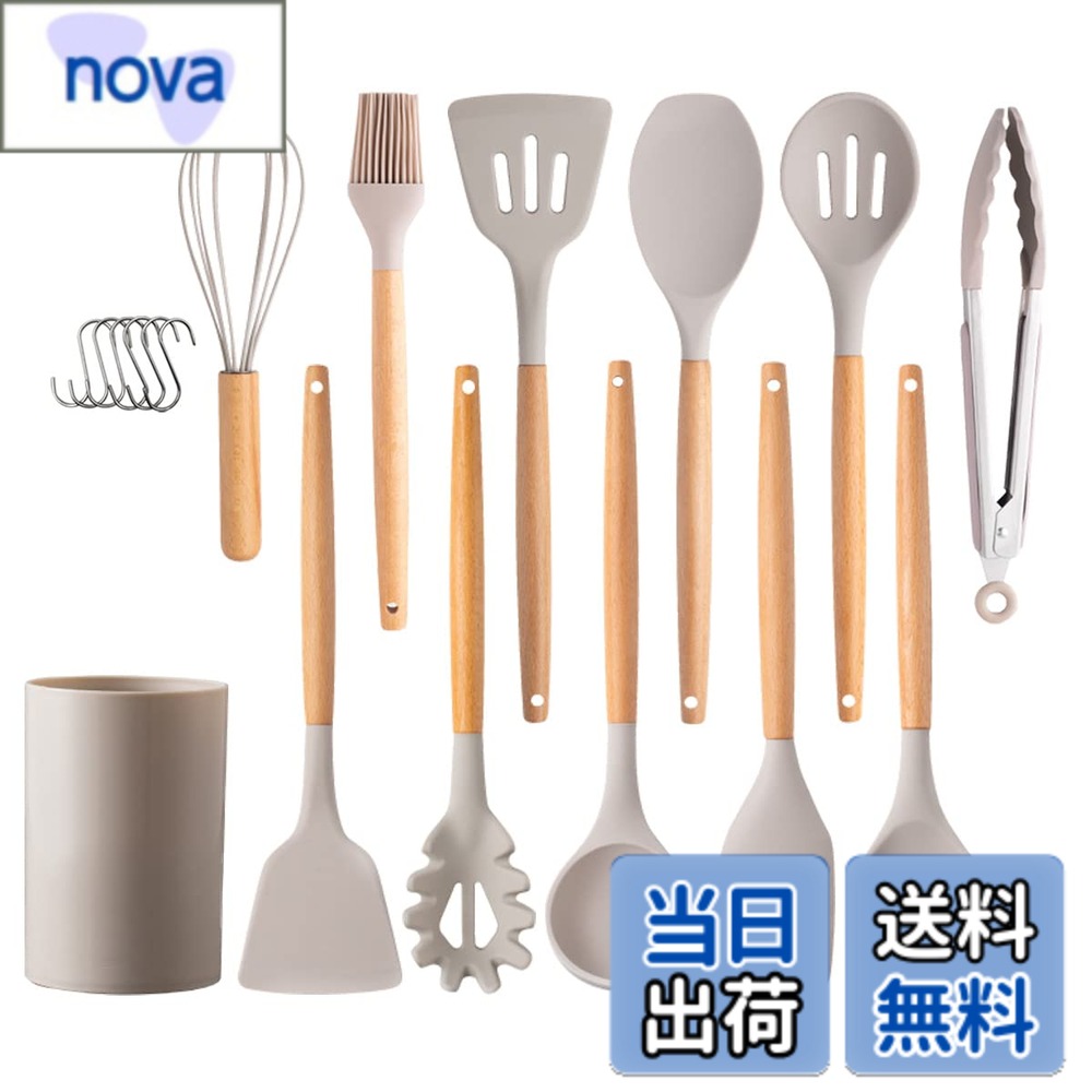 商品情報 商品の説明 主な仕様 【統一感のあるナチュラルデザイン 12点セットでキッチン整理整頓】フライ返し、おたま、トング、泡立て器、スパチュラなど12点のツールが統一配色で揃い、キッチン全体をすっきとオシャレに演出。和食・洋食・中華料理などあらゆる調理スタイルに対応し、キッチンはもちろん、キャンプやバーベキュー、ホームパーティーなど多様なシーンで活躍します。【食品級シリコン素材 安全性と使いやすさを両立】国際食品衛生基準（FDA）試験合格、BPAフリーで、有害物質を含まない安全性の高いシリコン素材を採用。鍋やフライパンを傷つけず、食材の色移りや汚れも洗剤ですぐに落とせるため、日々の家事負担を軽減します【温もりある木製ハンドル 疲れない使い心地とギフト対応】手にフィットする木製ハンドルは、握りやすく疲れにくい設計。ナチュラルで温かな質感がキッチン空間を居心地のよい場所に変え、一人暮らしの初心者からベテラン主婦まで幅広く支持されます。新生活スタートや引越し祝いの贈り物としても最適です。【-40度-230度耐熱 収納ラック付きで省スペース】-40度から230度までの耐熱温度に対応し、熱湯消毒や塩素漂白も可能な高い耐久性を実現。付属のS字フックと収納バレルにより、ツールは重ねてコンパクトに収納できるため、狭い日本のキッチンでもすっきり整理できます。【初期のお手入れと安心のアフターサービス】開封時はシリコン由来の匂いがすることがありますが、熱湯洗浄と数日間の風通しで自然に解消します。万が一商品に不具合があった場合には、迅速なメールサポートに対応。 # 【送料無料】hiino kano キッチンツール セット 調理器具 12点/9点セット キッチンでの料理が楽しく、快適になるためには、使いやすい道具が必要です。しかし、特に一人暮らしの方や新しく料理を始めた方にとって、道具選びは意外と難しいもの。そんな悩みに共感します。料理をする際、道具の使いやすさやデザインは重要です。そこで、hiino kanoのキッチンツールセットは、調理がスムーズになることを目的に設計されています。このセットには、フライ返しやおたま、トングといった必須アイテムが含まれており、和洋中どんな料理にも対応可能です。これにより、あなたの料理がより豊かになること間違いなしです。また、プレゼントとしてもぴったりです。新居祝いなど、喜ばれること間違いありません。キッチンをオシャレにしつつ、使い勝手の良い道具を揃え、料理をもっと楽しみませんか？ ## 統一感のあるナチュラルデザイン hiino kanoのキッチンツールセットには、12点のツールが揃っており、それらは統一感のあるナチュラルデザインでデザインされています。この美しい配色は、キッチン全体に調和をもたらし、料理をする際の気分を向上させるでしょう。フライ返しやトング、おたまなど、日々の料理に欠かせないアイテムが勢揃いしているので、一つのセットで完結する使いやすさも魅力です。さらに、和食や洋食はもちろん、中華料理にも利用できるため、このセットを持っていれば、さまざまな料理に挑戦できます。新たなレシピに挑む際にも、使い勝手の良い道具が揃っていると自信が持てることでしょう。料理をすること自体が楽しみになる、そんなセットです。これから料理を始めようという方にも、既に料理を楽しんでいる方にも、このセットはぴったりです。キッチンの整理整頓だけでなく、美しさも兼ね備えた道具で料理をしませんか？ ## 安全性と使いやすさを兼ね備えた素材 このキッチンツールセットでは、食品級のシリコン素材を使用しています。このシリコンは、国際食品衛生基準（FDA）をクリアしており、安心して使用できるものです。BPAフリーであるため、有害物質が一切含まれていないため、食材の安全性も確保されています。さらに、鍋やフライパンを傷つけない特性を持っているため、大切な調理器具を長持ちさせることができます。その上、食材の色移りや汚れを心配する必要もありません。日々の家事の中で、料理の後片付けにかかる負担を軽減することができるのも大きなポイントです。軽い力で食材を扱えるため、料理初心者にも優しい設計になっています。家族や友人を呼んで楽しい食卓を囲む際にも、この道具があればスムーズに料理ができることでしょう。安全で使いやすい道具で、料理をさらに楽しむことが可能です。 ## 疲れにくい設計と便利な収納機能 このキッチンツールセットには、木製ハンドルが採用されています。このハンドルは、手にフィットしやすく、握りやすさにこだわった設計がされています。これにより、長時間の調理でも疲れにくく、快適に料理を進めることができます。忙しい毎日の中で、少しでも楽に料理をするためには、このようなデザインが重要です。また、一人暮らしや狭いキッチンに最適な省スペース収納機能も魅力的です。収納ラックが付属しているため、ツールを重ねてコンパクトに保管できます。これにより、キッチンがすっきりと整理でき、調理時にも取り出しやすくなります。さらに、-40度から230度までの耐熱性能を持つため、熱湯消毒や塩素漂白も可能です。それにより、安心して使い続けることができるでしょう。新生活をスタートした方や、キッチン道具を見直したい方にもおすすめのセットです。 ## まとめ - hiino kanoのキッチンツールセットは、12点または9点のバリエーションを提供 - 統一感のあるナチュラルデザインで、キッチンを美しく演出 - 食品級シリコンを使用、安心して調理が可能 - 木製ハンドルで握りやすく、疲れにくい設計 - 省スペース収納機能で、キッチンをすっきり整理