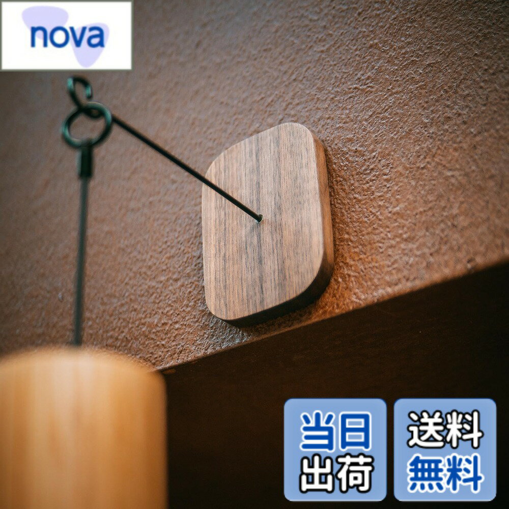 商品情報 商品の説明 この使いやすい吊り下げ金具は、風鈴や提灯などの装飾品を簡単に壁に取り付けることができる便利なアイテムです。粘着式で取り付けが簡単なため、工具は必要ありません。木製の上品な外観は、和の雰囲気を損なうことなく、インテリアに自然に溶け込みます。壁掛けタイプのデザインで、スペースを効率的に活用できます。ハンギングブラケットとしても使用でき、様々な装飾品に対応可能です。和室や玄関、縁側など、日本の伝統的な空間に最適です。粘着力が強く、安定した設置が可能ですが、取り付け面の状態や重量に注意して使用することをお勧めします。季節の装飾や年中行事の際に、和の趣を演出する素敵なアクセントとなります。 主な仕様 取り付け簡単: 粘着式で工具不要、壁や天井に素早く設置可能な吊り下げ金具です。用途多様: 風鈴、提灯、装飾品など様々な軽量アイテムを吊るすのに最適なフックです。ハンギングブラケットとしても使用でき、様々な装飾品に対応可能です。デザイン性: 木製の上品な仕上げで、和の雰囲気を損なうことなく、インテリアに自然に溶け込みます。粘着力が強く、安定した設置が可能ですが、取り付け面の状態や重量に注意して使用することをお勧めします。季節の装飾や年中行事の際に、和の趣を演出する素敵なアクセントとなります。目立ちすぎない適度なサイズで、スッキリとした取り付けが可能です。 # 【送料無料】DUOLEIMI 風鈴用フック 提灯 吊り下げ金具 フック ハンガー ハンギング ブラケット 粘着式 壁掛け 木製 色：黒 あなたの大切な装飾品を、簡単にかつ美しく飾る方法を探しているでしょうか。風鈴や提灯を素敵に吊り下げたいけれど、複雑な取り付けに不安を感じる方も多いはずです。そんな悩みに共感します。このDUOLEIMIの風鈴用フックは、粘着式で工具が不要。賢く簡単に装飾アイテムを設置できます。木製のデザインが和の雰囲気にぴったり合い、どんなインテリアにも馴染みます。壁掛けでスペースを有効活用しながら、安定した設置が可能です。季節の変わり目や特別な行事に、このフックで魅力的な空間を演出しませんか。手軽に取り入れられ、思い出に残る演出がすぐに実現します。 ## 取り付けが簡単で便利なデザイン この風鈴用フックは、特にその取り付けの手軽さが大きなポイントです。粘着式の設計なので、工具を使わずに誰でもすぐに設置できるのが魅力です。面倒な準備や手間を省き、即座に装飾を楽しむことができます。例えば、風鈴を吊るしたいと思っても、従来のフックの場合、ネジや釘を使うことが一般的でした。しかし、このフックなら、貼り付けるだけで誰でも簡単に使用できます。 さらに、重量をしっかりと支える設計になっているため、風鈴や提灯などの軽量アイテムを安心して飾れます。例えば、夏祭りや年中行事に合わせて、風鈴を吊るして涼しさを演出したい時、簡単に場所を変えたり、新たに設置したりできます。このような手軽さは、特に季節ごとの装飾にぴったりです。 また、木製の上品なデザインは、和室や玄関、縁側など、日本らしい空間にフィットします。装飾品を単にぶら下げるだけでなく、インテリアの一部として、美しく魅せることが可能です。 注意点としては、取り付ける面の状態によって粘着力が異なるため、平滑な部分を選ぶことをおすすめします。重さに対しても注意を払い、最適な使い方を心掛けてください。これにより、装飾がより長持ちし、安心して使用できます。 ## 幅広い用途への活用 DUOLEIMIの風鈴用フックは、風鈴や提灯の吊り下げだけでなく、さまざまな用途に対応できる柔軟性を持っています。たとえば、軽い花飾りや、クリスマスシーズンにはオーナメントを飾るのにも最適です。これにより、シーズンごとにインテリアの雰囲気を変更する楽しみを提供します。 実際の利用例を挙げると、和風のデザインを持つカフェや店舗の飾りつけにも重宝されます。お店の外観をおしゃれに見せるために風鈴や提灯を使うことで、訪れるお客様に和の雰囲気を感じてもらえます。 また、子供部屋やダイニングルームの装飾にも適しており、趣味としてのDIY装飾にも活用できるでしょう。子どもと一緒に作った工作を飾ったりするのも楽しいです。 このように、単なるフックとしての機能を超え、多様なシーンで楽しむことが可能です。インテリアとしても十分に機能しつつ、使う側の発想次第で無限の可能性を秘めています。装飾の変化を楽しむことで、日々の生活に彩りを加えることのできるアイテムです。 ## 上品な木製のデザイン このフックの魅力は、その上品な木製デザインにあります。黒色の仕上げは、どんなインテリアにも調和しやすく、和の雰囲気を大事にする日本の空間に特に適しています。木製の温かみが感じられ、実際に使うことで心が穏やかになるのではないでしょうか。 また、木の素材自体が持つ独特の質感により、視覚的なアクセントとしても機能します。たとえば、白い壁や明るいカーテンの前に設置することで、黒いフックが際立ち、シンプルながら視覚的に楽しませてくれます。 ただし、使用する際には木材特有の性質について理解しておくことが重要です。水分や湿度の多い場所での使用は、木材に影響を与える可能性があるため、注意が必要です。使用環境によっては、適切なメンテナンスが求められることもあります。 それでも、長寿命を実現するために適切に手入れを行えば、このフックは美しさを保ちながら長く使えるアイテムです。手入れを怠らないことで、時の流れと共にさらに愛着が湧くことでしょう。 このように、上品な木製デザインを楽しむことで、インテリアのクオリティを高めることができます。特に、和の要素を重んじる方には最適なアイテムとして自信を持ってお勧めします。 ## 設置時の注意点とFAQ この素晴らしい風鈴用フックを最大限に活かすために、設置時の注意点を理解しておくことが大切です。まず、取り付け面の清掃を行い、ホコリや汚れを取り除くことから始めましょう。これにより、粘着力が最大限に発揮されます。また、平らな面に取り付けることも重要です。不均一な面では、フックが剥がれる原因となることがあります。 次に、フックを貼り付ける際には、強く押さえて圧着させることが求められます。これにより、しっかりと固定され、安心して使用できるでしょう。しばらく静かに待つことで粘着剤が定着し、安定した状態となります。 具体的な使用例としては、風鈴を取り付けた後、風のある日にその美しい音色を楽しむ様子をご想像ください。他の装飾品と組み合わせても素敵です。それでも不安があれば、定期的にチェックし、フックが剥がれかけていないか確認することをお勧めします。 よくある質問に関しても、このフックの扱いはシンプルですが、気になる点があるかもしれません。たとえば、剥がした後の跡は残るのか、強度はどうかといった質問に対して、基本的には跡は残りにくく、通常の軽量アイテムではしっかりと支えられます。 このような注意点を理解し、賢く使用することで、DUOLEIMIの風鈴用フックを長く楽しむことができるでしょう。季節の移ろいを感じながら、ぜひあなたのライフスタイルに添えてみてください。 ## まとめ - DUOLEIMIの風鈴用フックは、取り付けが簡単な粘着式です。 - 様々な装飾品を吊るすことができ、用途は多岐にわたります。 - 木製のデザインは和の雰囲気を引き立て、インテリアによく馴染みます。 - 取り付け時は、面の清掃や平坦さに注意が必要です。 - シーズンごとの飾り付けを楽しむためのアイテムとしてもおすすめです。 この風鈴用フックで、あなたのインテリアに素敵なアレンジを加えてみてください。