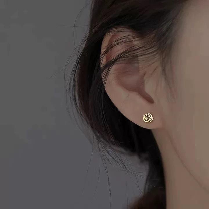 Rakuten - イヤリング 女性用 かわいい 花モチーフ バラ 森ガール シンプル ローズゴールド シルバー ゴールド 線条 デザイン 軽量 ファッション アクセサリー 春夏 植物柄 耳飾り 日常使い 華やか 細工 アクセント ジュエリー