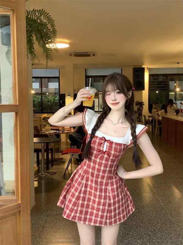 フランスの レ トロな 方 襟の 赤い 格子の 小さい 飛 袖の ワンピースの 女性 2025 夏の 新型は 腰を 収めて やせて いる 王女の スカートを 現します。