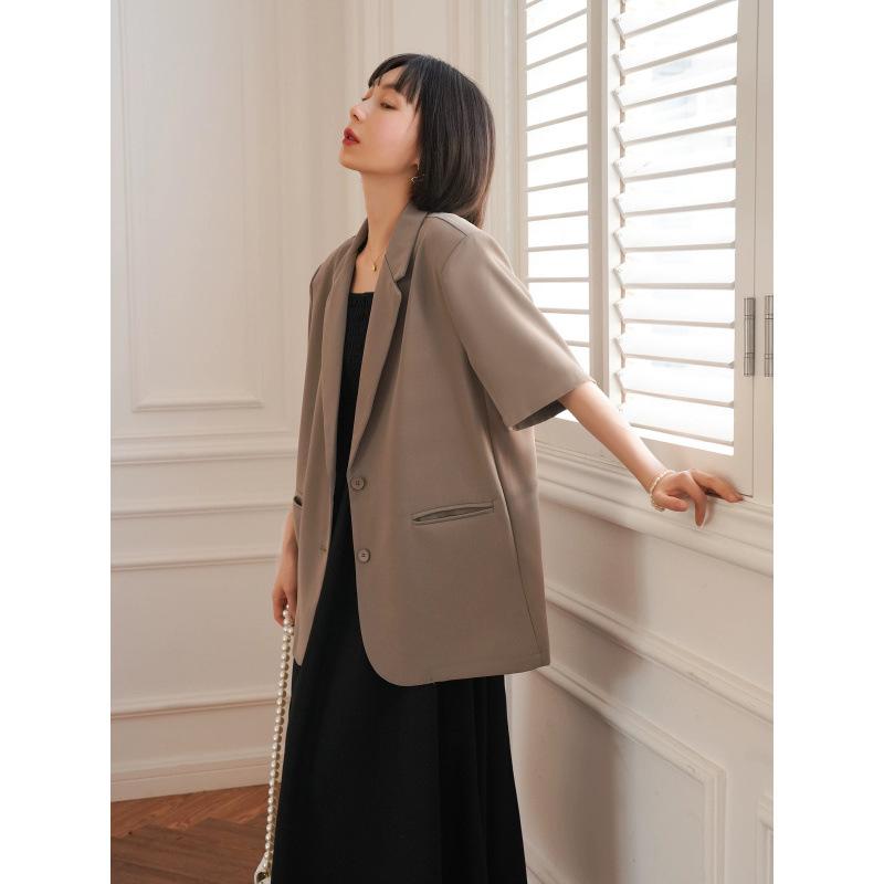 レディース 小西装 短袖 西装 女性用 夏 春夏 韓国風 ゆったり 百搭 ドレープ感 シングルブレスト 薄手 休日用 西服 ジャケット 直筒型 普通丈 西装領 5分袖 ボタン 無撫触 ポリエステル ストレッチ 黒 卡其 通勤風 気質 スタイル