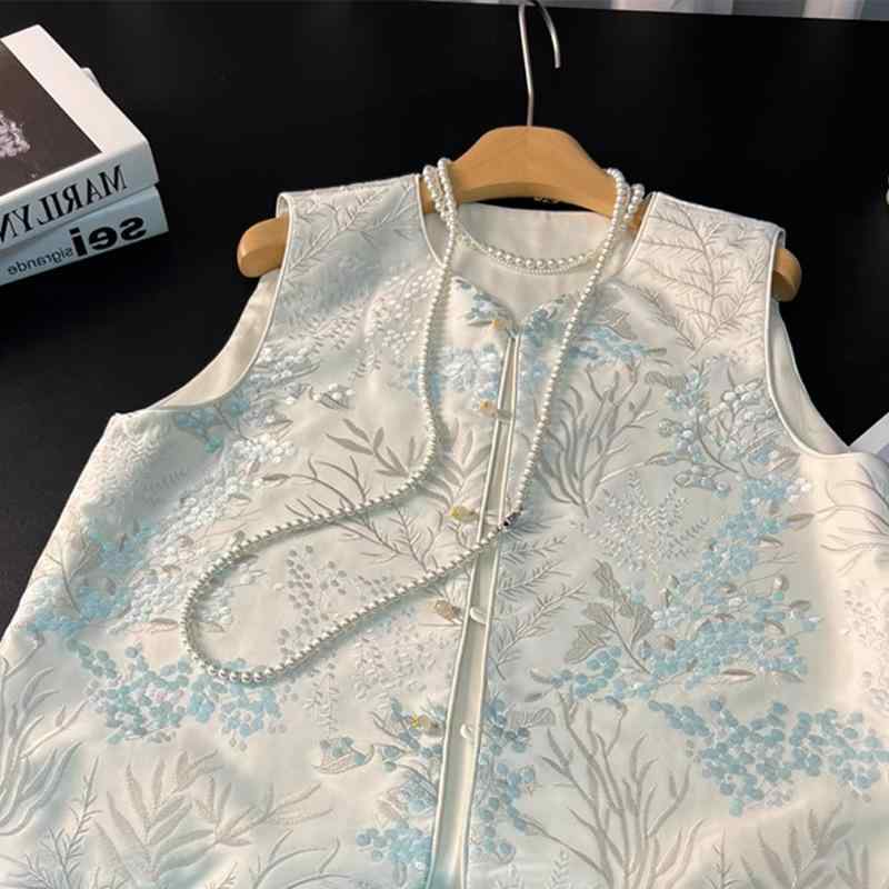ベスト レディース 春夏 中華風 刺繍入り サテン 高級感 ショート丈 レトロ ヴィンテージ風 トップス カジュアル 通勤 普段使い おしゃれ きれいめ 上品 着痩せ シンプル 襟なし ノースリーブ アウター 羽織り・カテゴリ: ベスト ・素材: ポリエステル ・ネックライン: クルーネック ・柄: 無地 ・流行要素: 切り替え ・カラー: オフホワイト（刺繍入り） ・サイズ展開: S, M, L ・スタイル: レトロ、コンフォートカジュアル、プルオーバー ・対象年齢: 大人 ・性別: レディース ・フィット感: レギュラーフィット