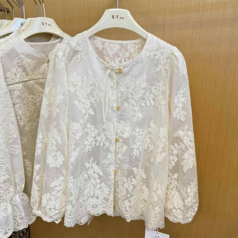 シャツ レディース チャイナ風 盤釦 ジャカード 透け感 長袖 パフスリーブ レース 切り替え ゆったり カジュアル トップス 秋服・素材: 綿麻・主な素材成分: 綿・素材成分2: ポリエステル・柄: 無地、植物花柄・スタイル: 刺繡・袖丈: 長袖・工芸: 刺繡・フィット感: ルーズ・着丈: 約50-65cm・ネックライン: クルーネック・袖の形状: 常規袖・流行の要素: 鉤針編み・カラー展開: 米白色・サイズ展開: M,L,XL,XXL・スタイルタイプ: 気品ある通勤スタイル・主な素材成分比率: 50%-70%・スタイル: 通勤・製品カテゴリー: シャツ・素材成分2比率: 30%以下