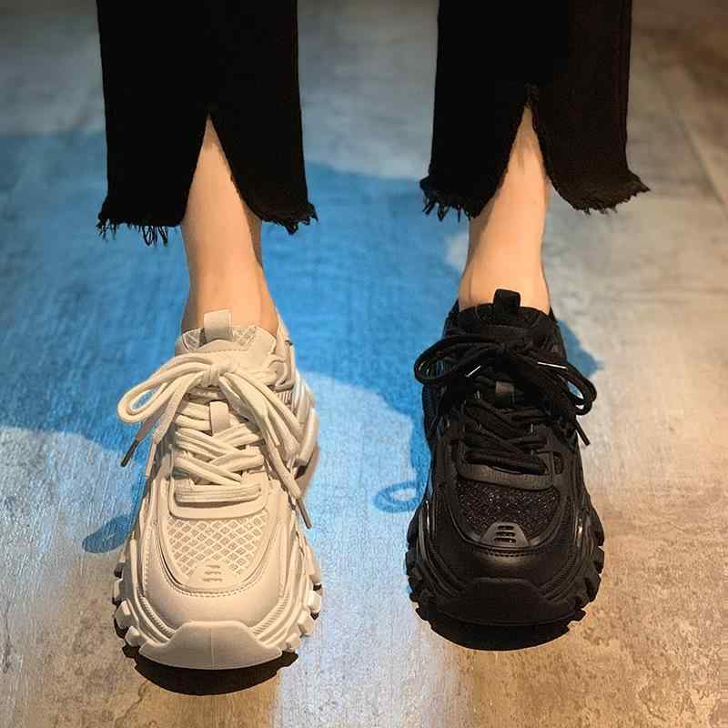 ・カテゴリ: ダッドスニーカー・スタイル: 韓国風・対象: ユニセックス・アッパー素材: 本革・ヒールの高さ: 8cm以上・カラー展開: ブラック、オフホワイト・サイズ展開: 35、36、37、38、39、40・機能: 脚長効果・柄: バイカラー・ソール素材: ゴム・着用方法: スリッポン・インナー素材: メッシュ・履き口の深さ: 約7-11cm・靴の高さ: ミドルカット・製靴プロセス: 圧着ソール・インソール素材: 布・着用シーン: 日常・留め具の種類: シューレース