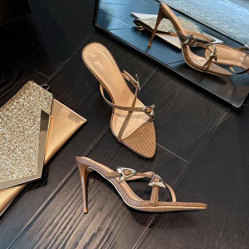 ・カテゴリ: サンダル・カラー展開: カーキ7cm、カーキ9cm・サイズ展開: 34、35、36、37、38、39、40・アッパー素材: マイクロファイバー・つま先の形状: スクエアトゥ・靴底素材: ゴム・ライニング素材: マイクロファイバー
