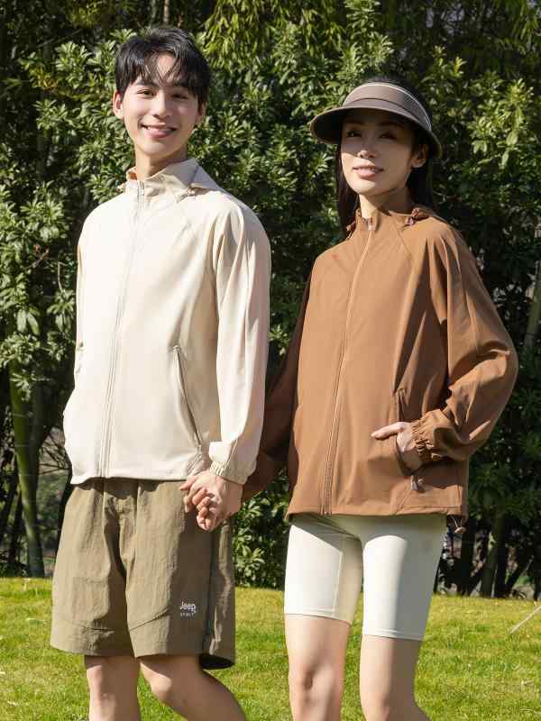 ・性別: ユニセックス・機能: 速乾、通気、紫外線防止・素材: ナイロン・対応競技・用途: 釣り、アウトドア、登山、旅行、ハイキング、サイクリング、ドライブ・柄: 無地・フードの有無: フードあり・UVカット性能: UPF100+・着脱仕様: 着脱可能・カラー展開: 象牙白-男、象牙白-女、杏色-男、杏色-女、煙灰色-男、煙灰色-女、薄緑色-男、薄緑色-女、軍緑色-男、軍緑色-女、コーヒー色-男、コーヒー色-女・サイズ展開: M、L、XL、2XL、3XL・着丈: 標準・カテゴリ: ウインドブレーカー、アウトドアジャケット