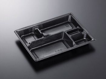 樂天商城 - HS古今L-5　黒ME 透明嵌合フタ付（50枚）使い捨て弁当容器 5仕切り 本体黒　使い捨て弁当容器　デリ容器　仕出し　テイクアウト　お弁当